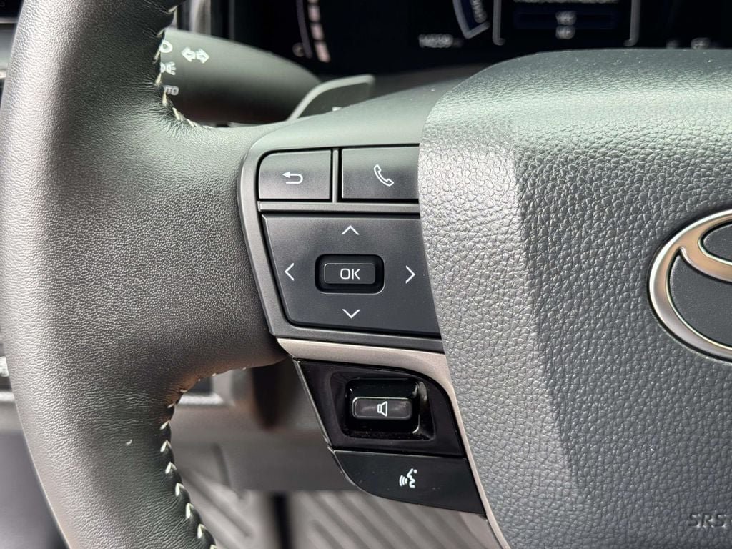 Used 2026 Toyota Camry Hybrid w/ Convenience Package FWD image 12