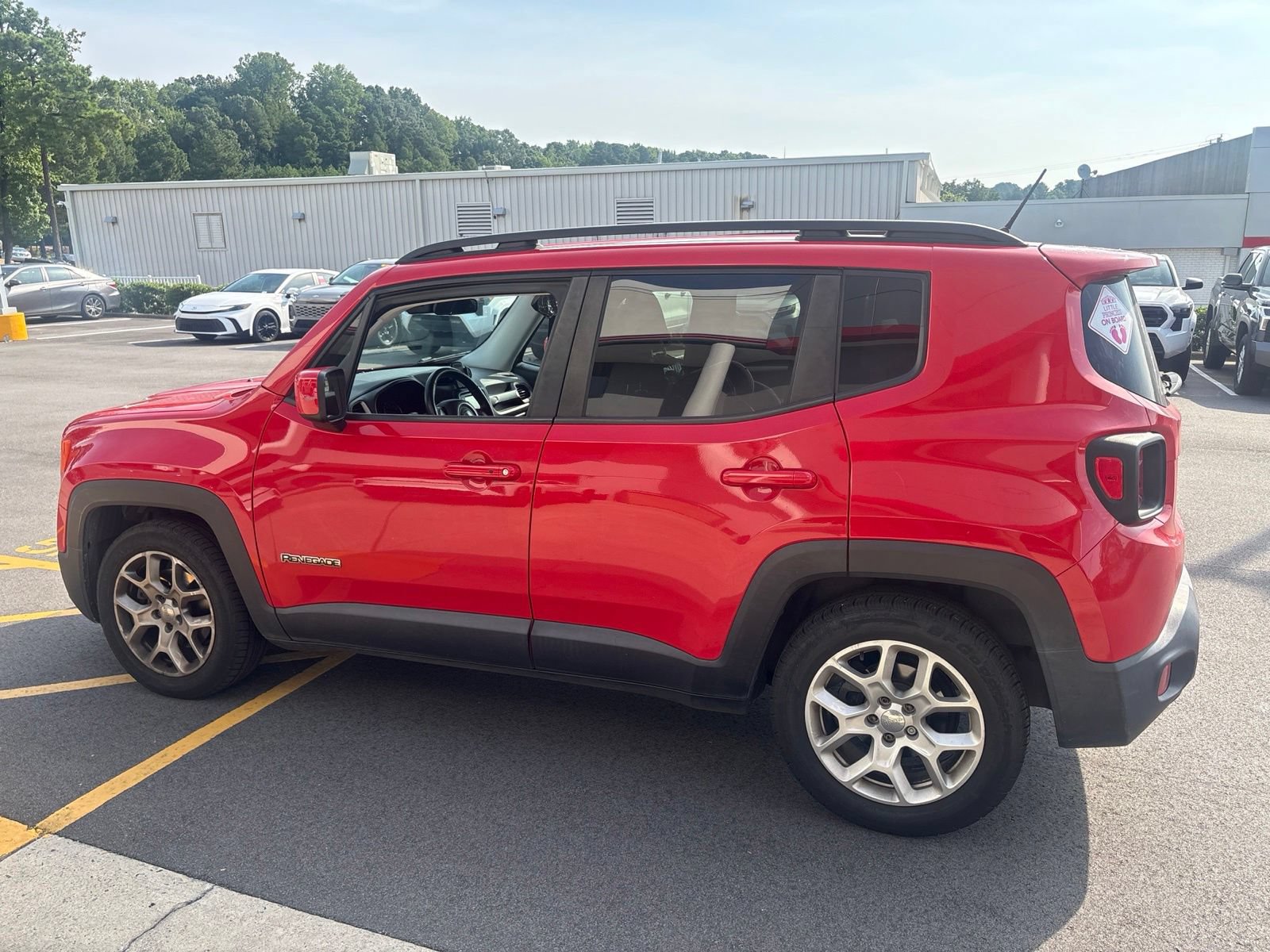 Used 2015 Jeep Renegade Latitude w/ Cold Weather Group FWD image 14