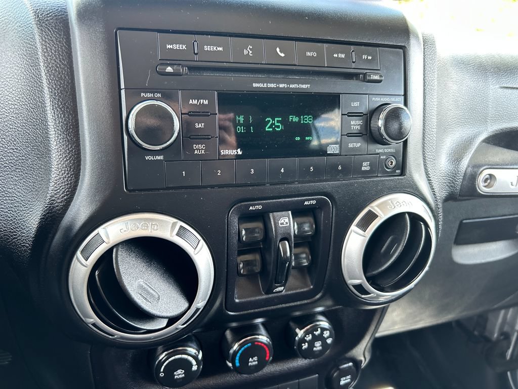 Used 2015 Jeep Wrangler Unlimited Rubicon w/ Connectivity Group AWD/4WD image 10