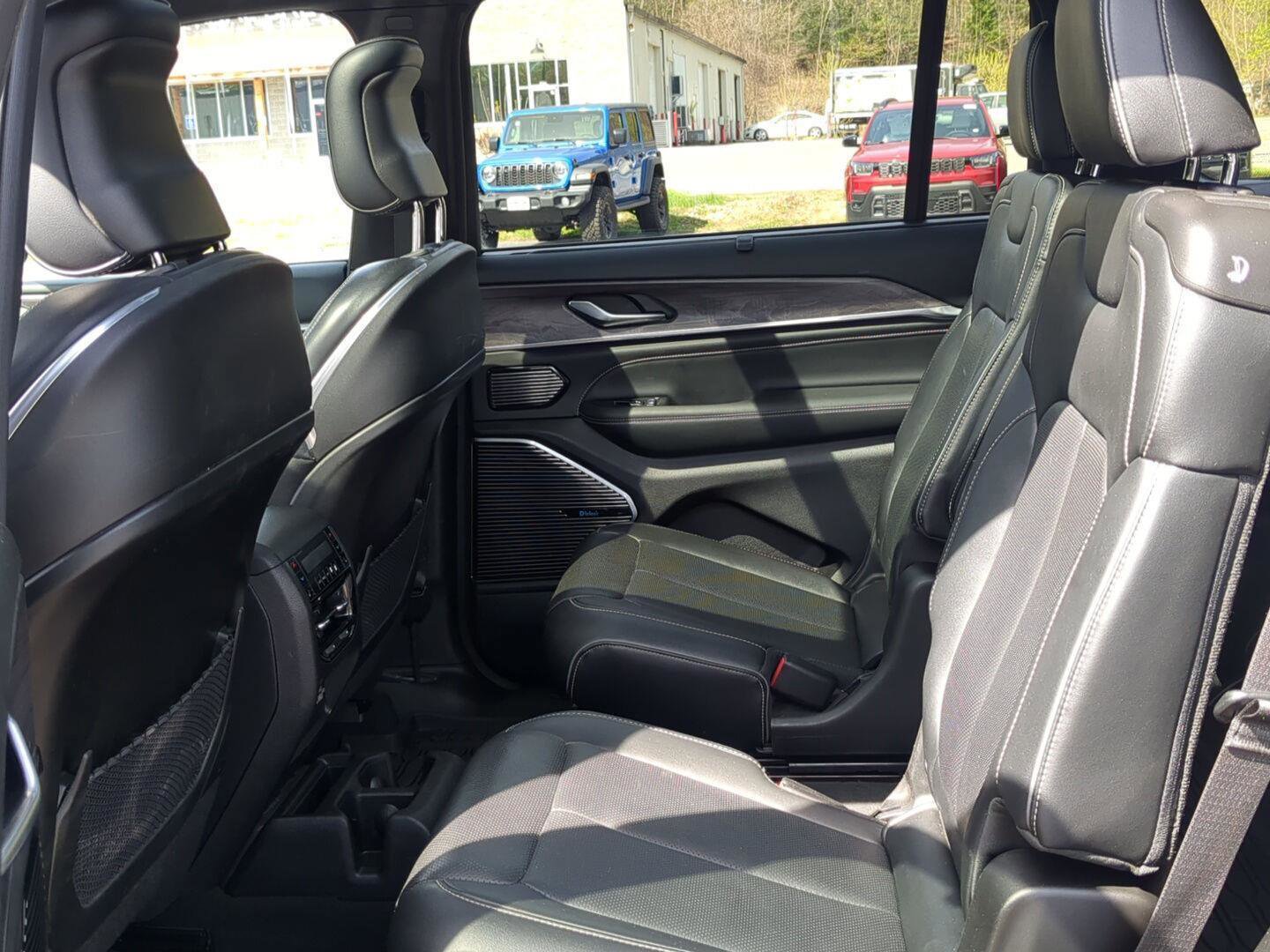 Used 2023 Jeep Grand Cherokee L Overland w/ Advanced Protech Group III AWD/4WD image 19