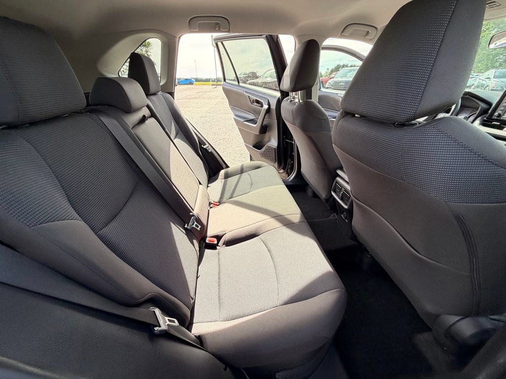 Used 2022 Toyota RAV4 LE AWD/4WD image 28