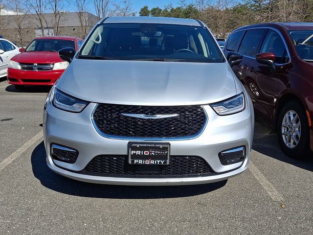 Used 2024 Chrysler Pacifica Touring-L image 4