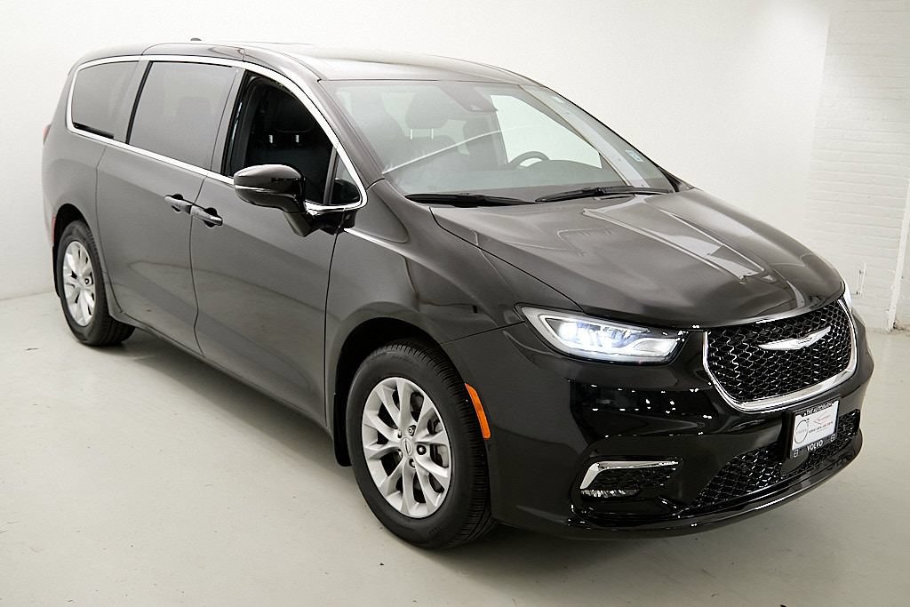 Used 2025 Chrysler Pacifica Select AWD/4WD image 4