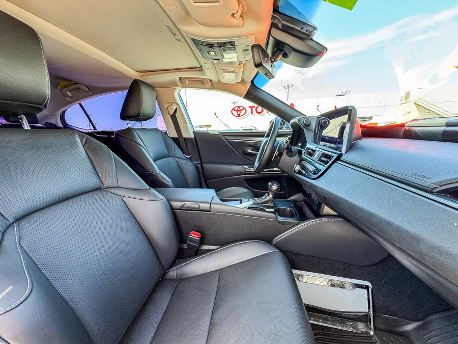 Used 2024 Lexus ES 300h w/ Premium Package FWD image 16
