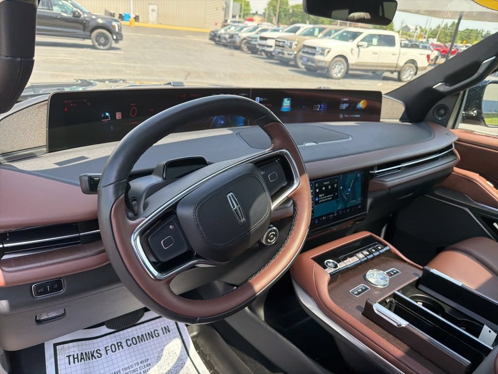 Used 2025 Lincoln Navigator Reserve AWD/4WD image 10