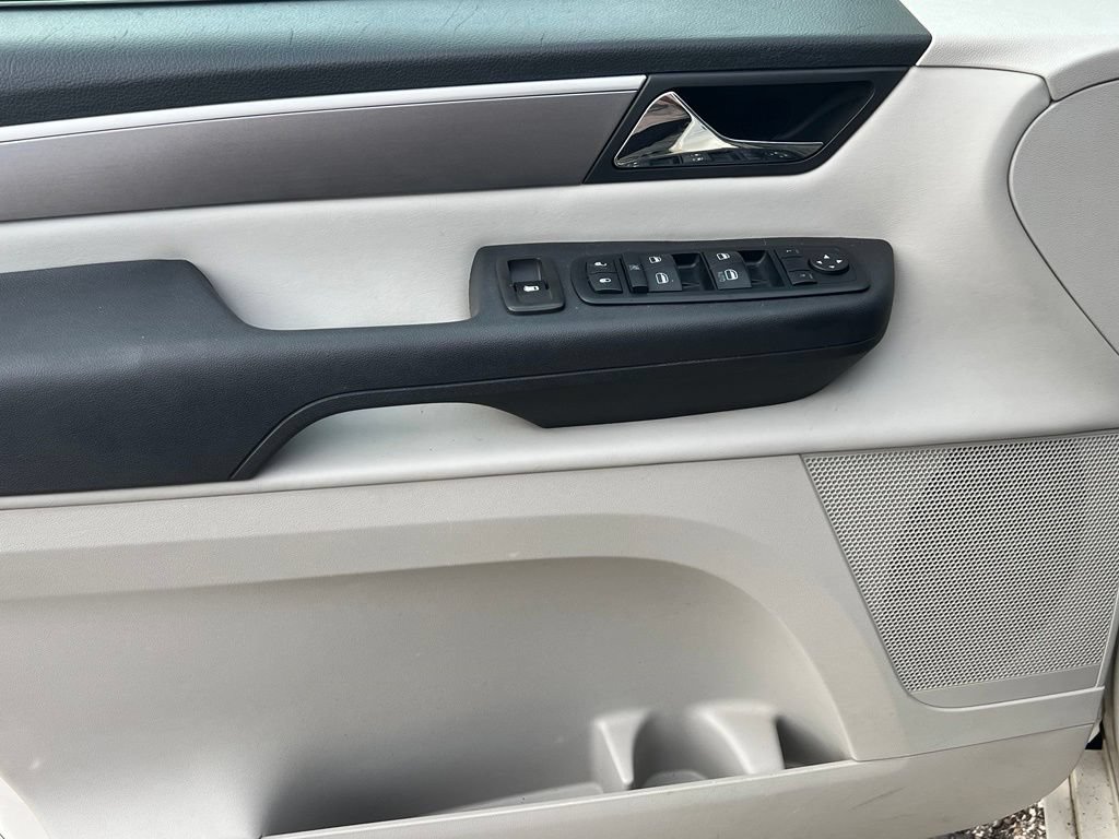 Used 2012 Volkswagen Routan SE FWD image 16