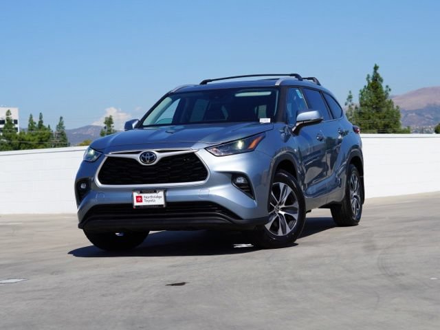 Certified 2023 Toyota Highlander XLE FWD image 3