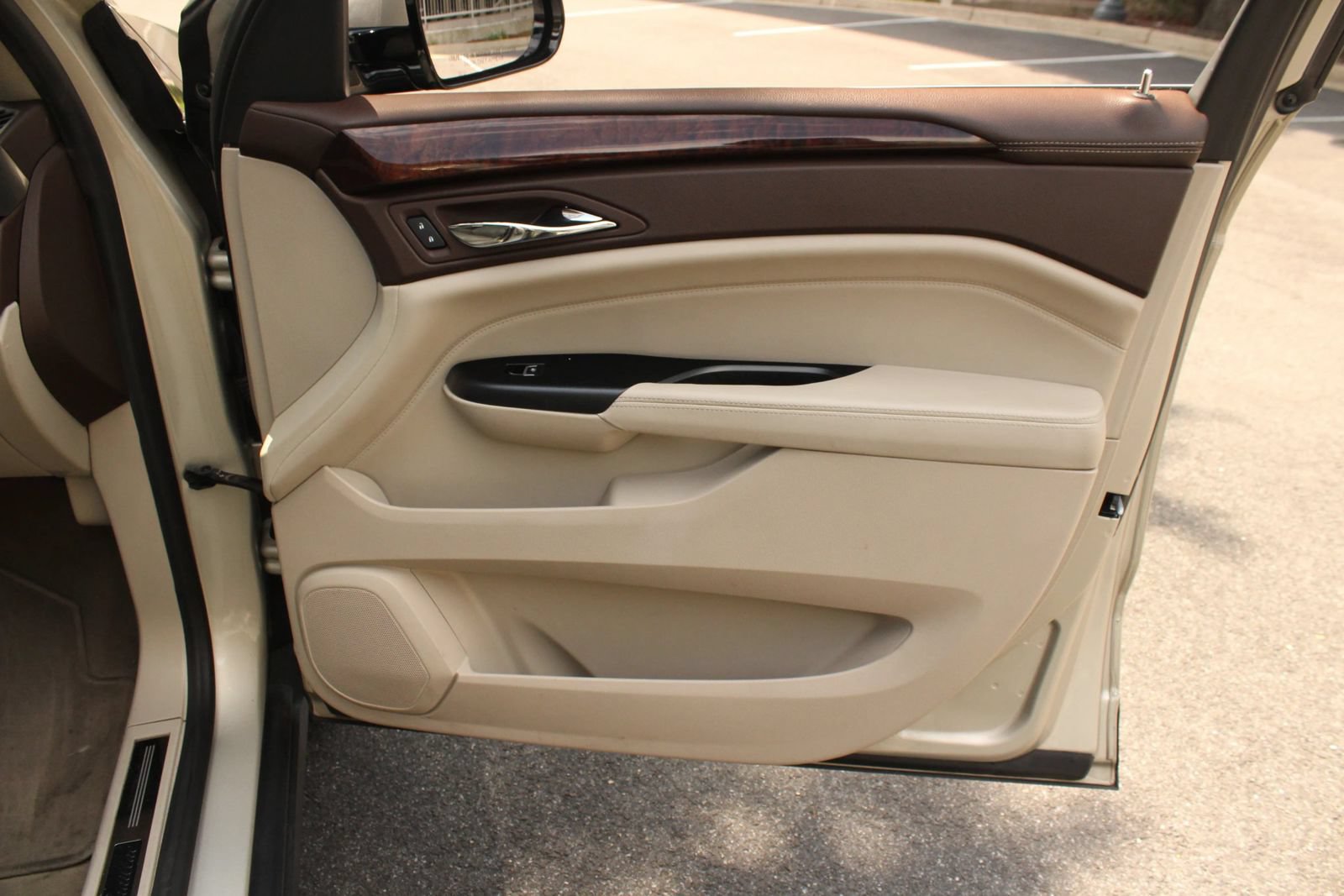 Used 2015 Cadillac SRX Luxury w/ Driver Awareness Package AWD/4WD image 27