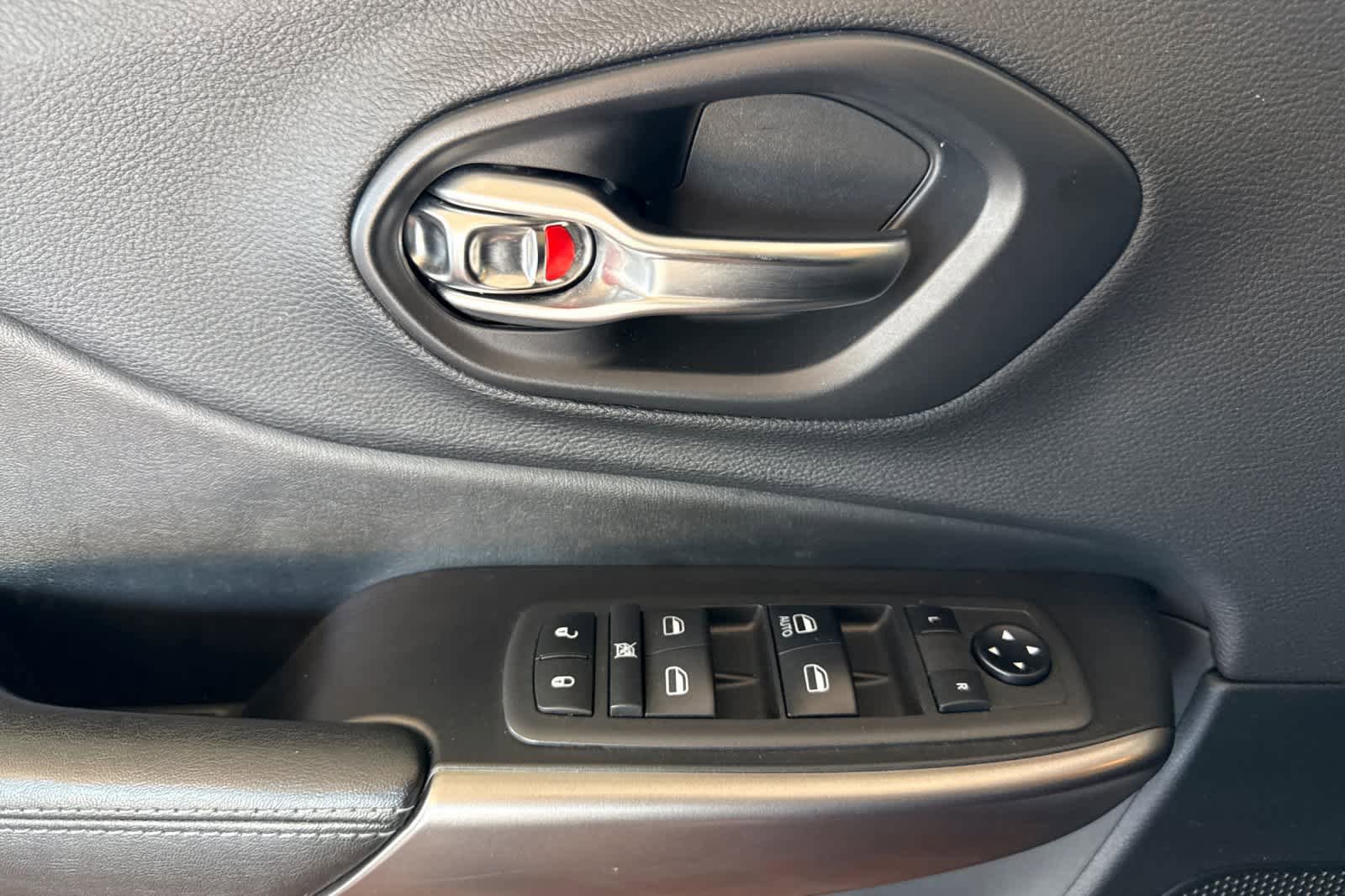 Used 2019 Jeep Cherokee Latitude w/ Popular Appearance Group AWD/4WD image 10