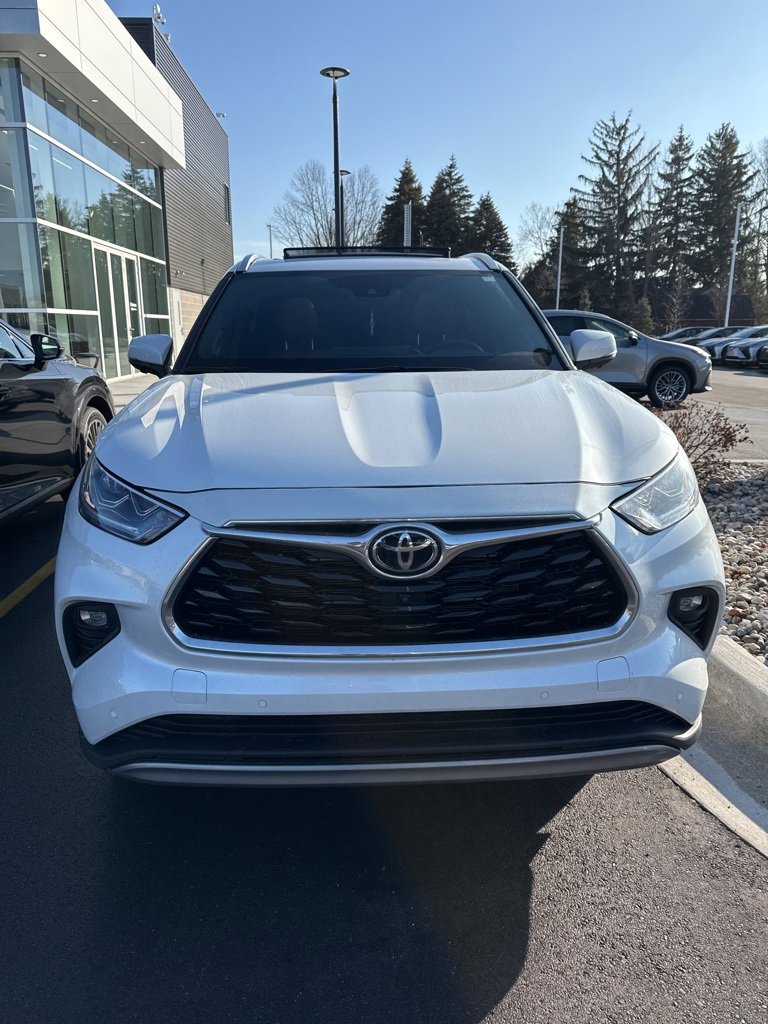 Used 2025 Toyota Highlander Platinum image 2