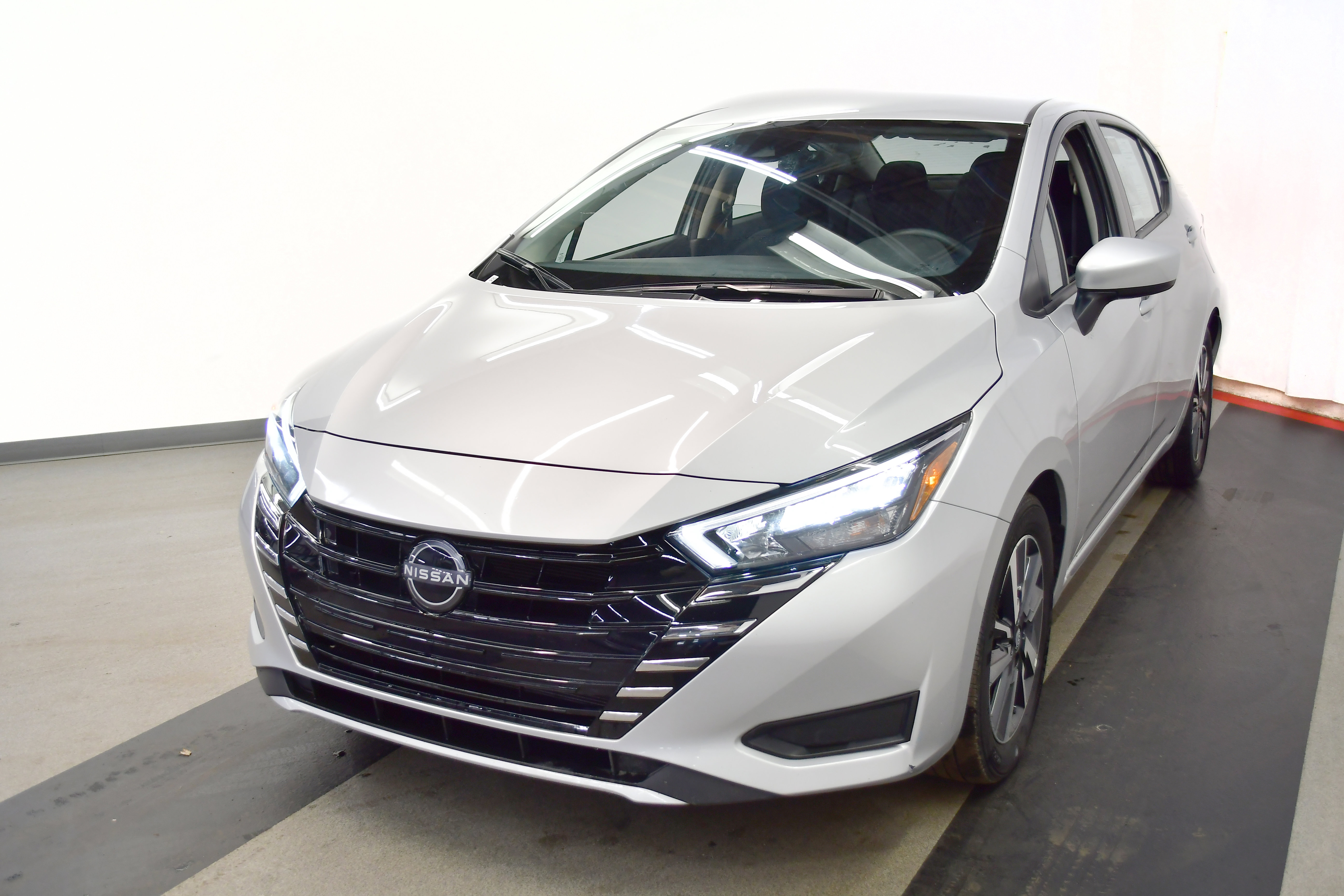 Used 2025 Nissan Versa SV image 7