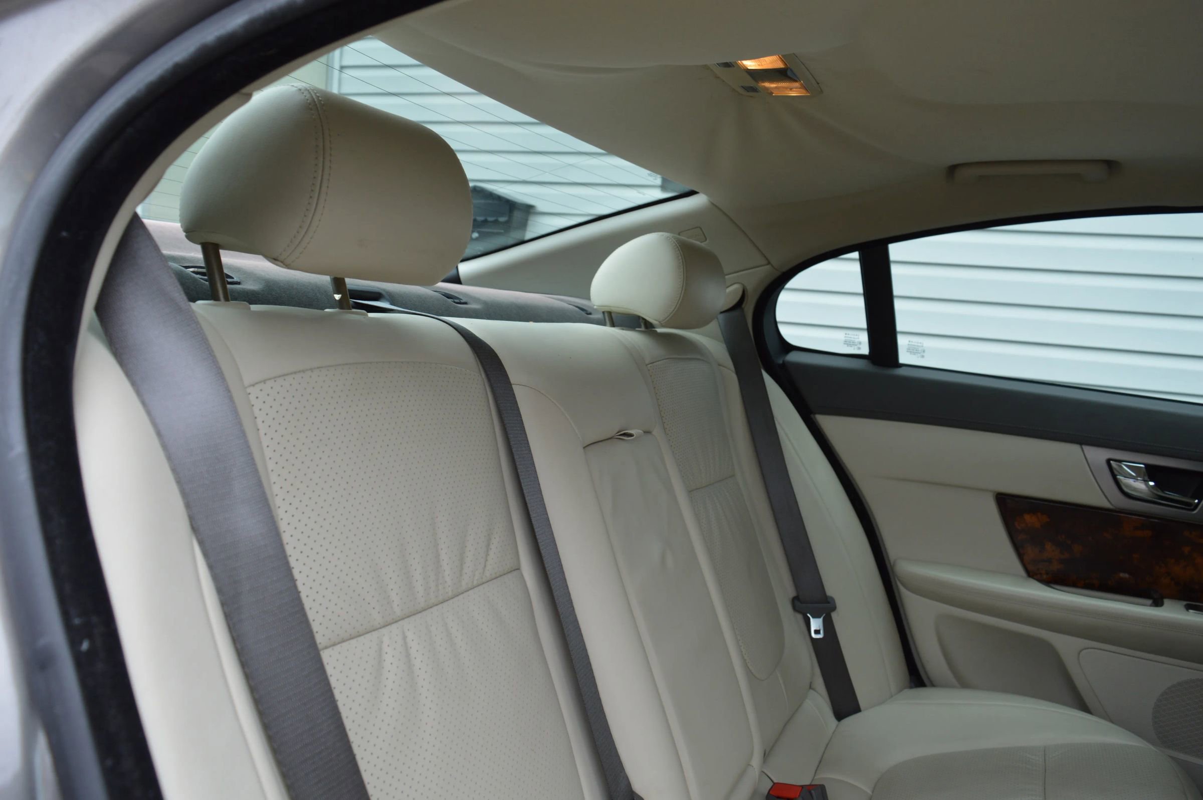 Used 2010 Jaguar XF Premium image 23