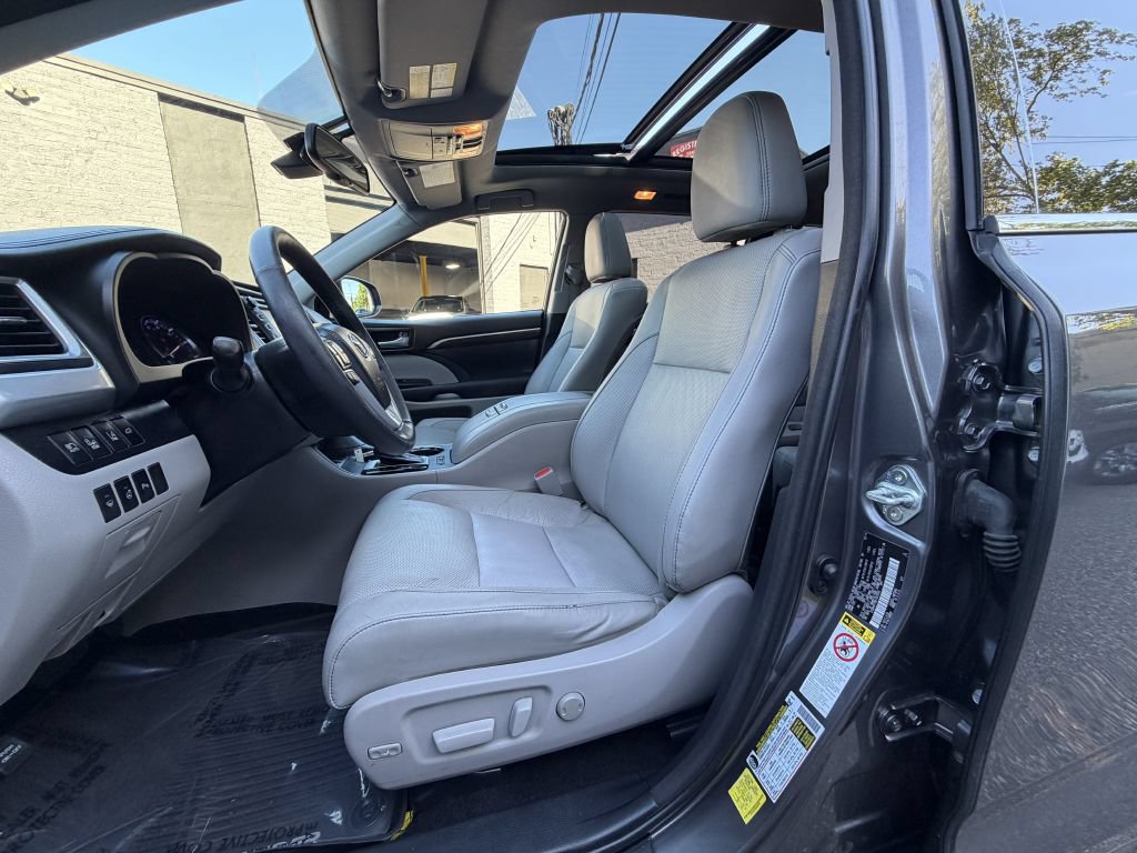 Used 2014 Toyota Highlander Limited Platinum AWD/4WD image 11
