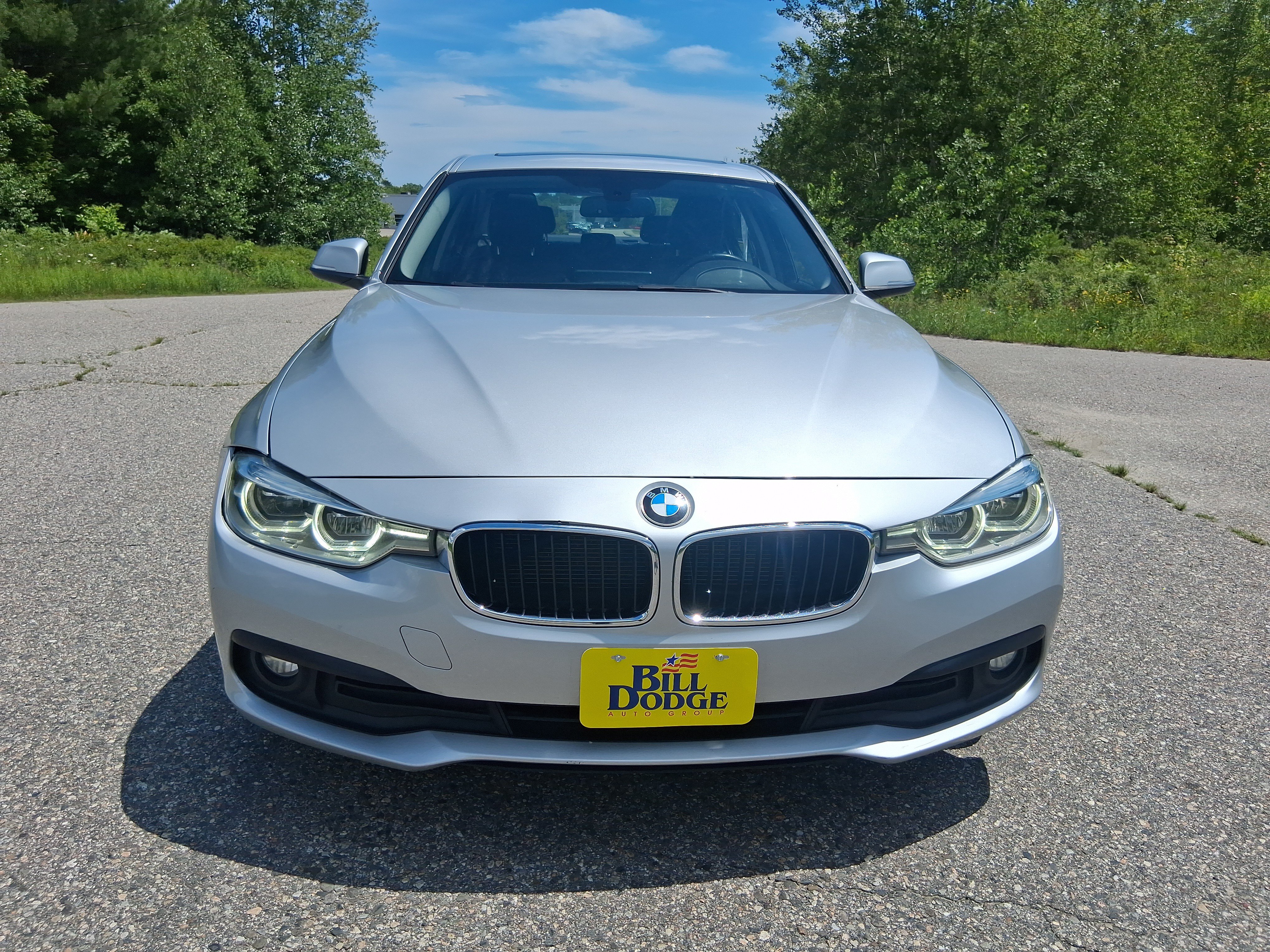 Used 2018 BMW 320i xDrive Sedan AWD/4WD image 2