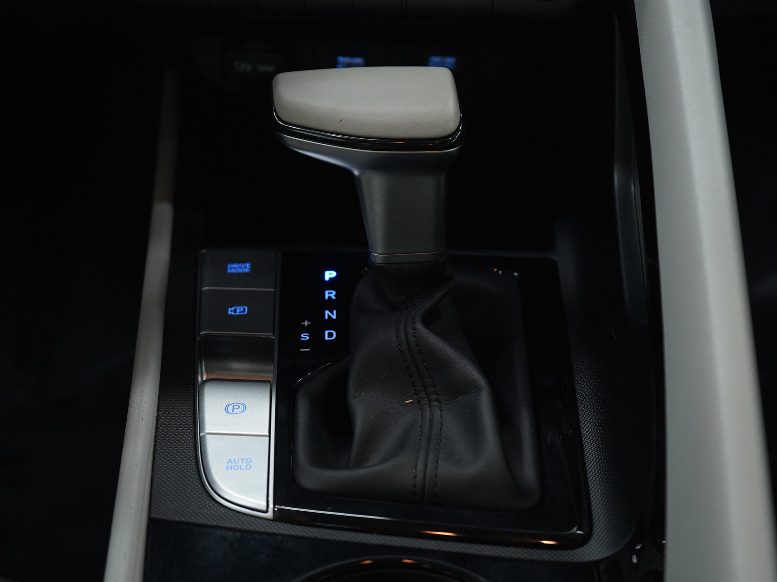 Used 2023 Hyundai Elantra Limited image 18