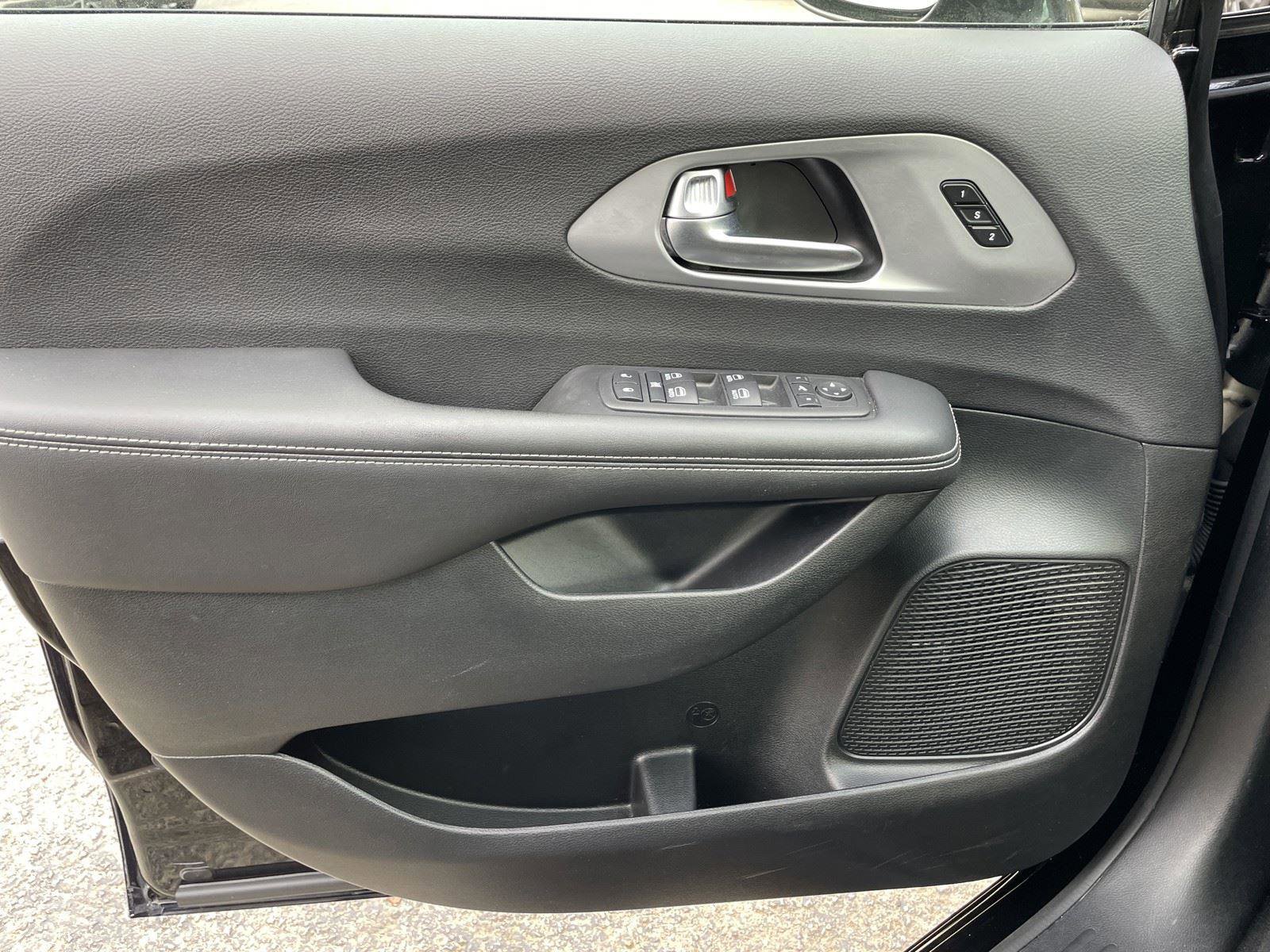 Certified 2025 Chrysler Pacifica Limited image 32