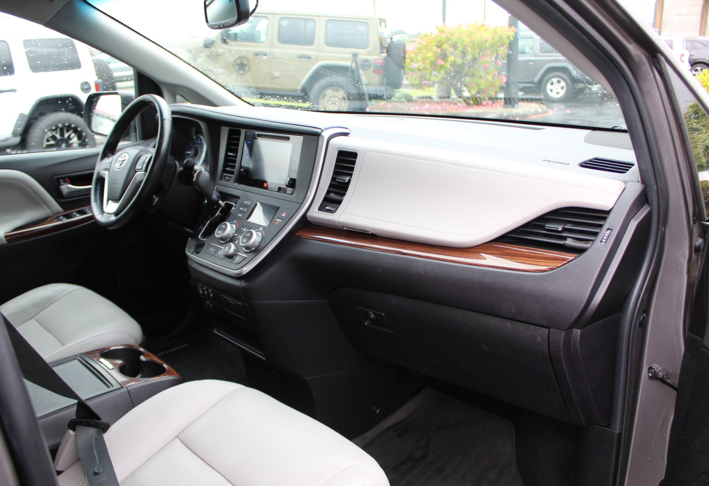Used 2017 Toyota Sienna Limited AWD/4WD image 25