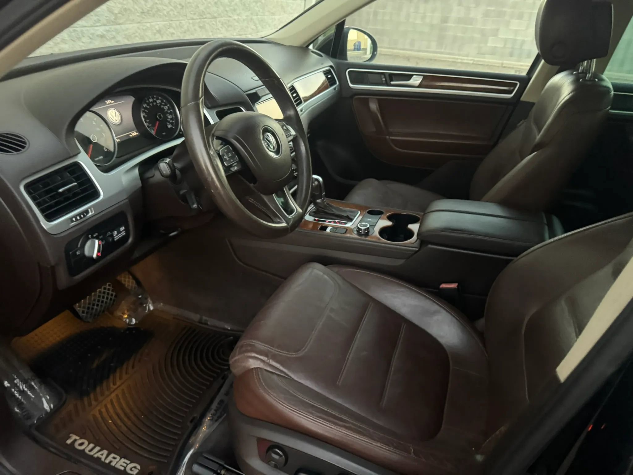 Used 2012 Volkswagen Touareg TDI image 9