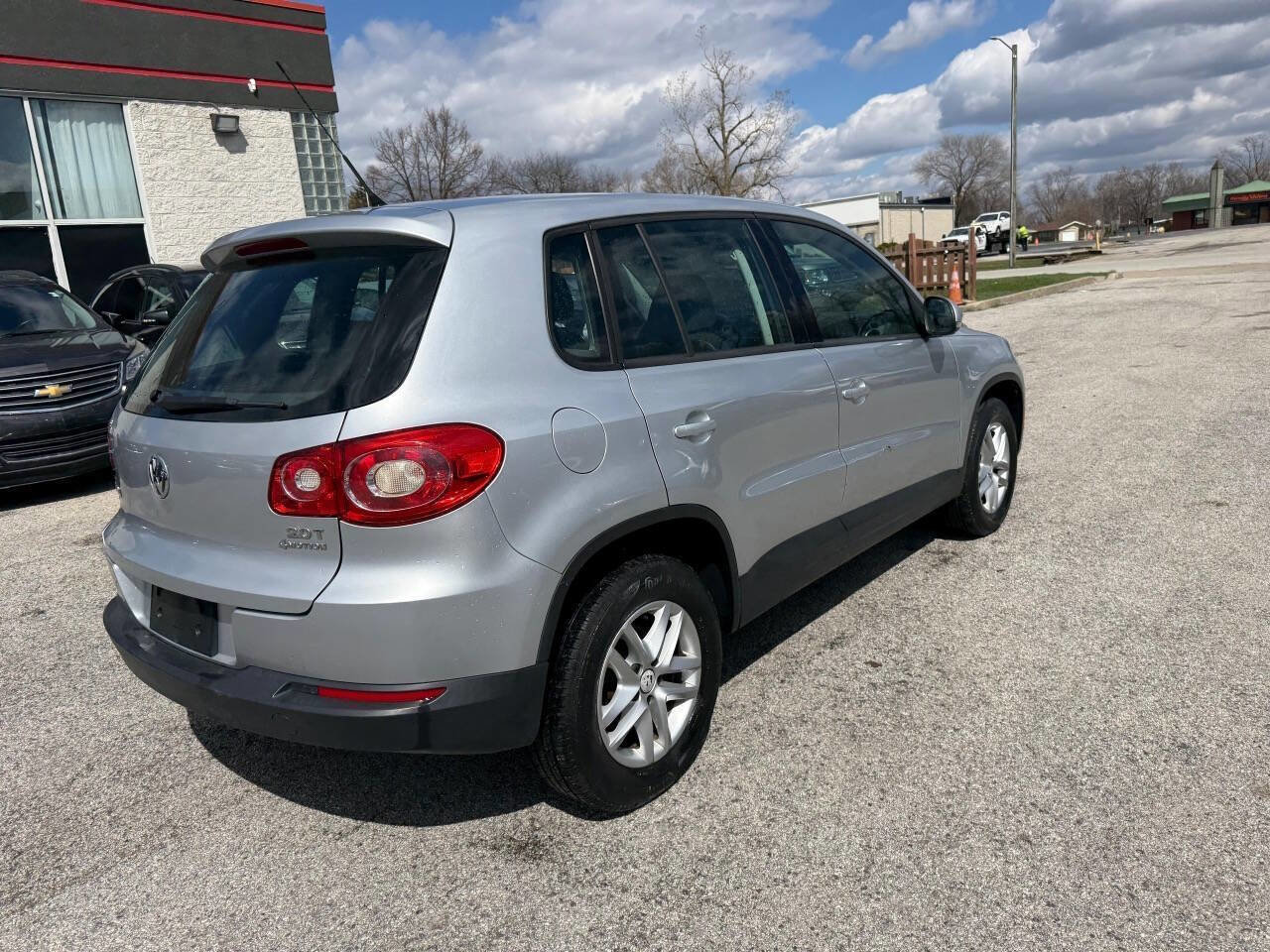 Used 2011 Volkswagen Tiguan SE image 9