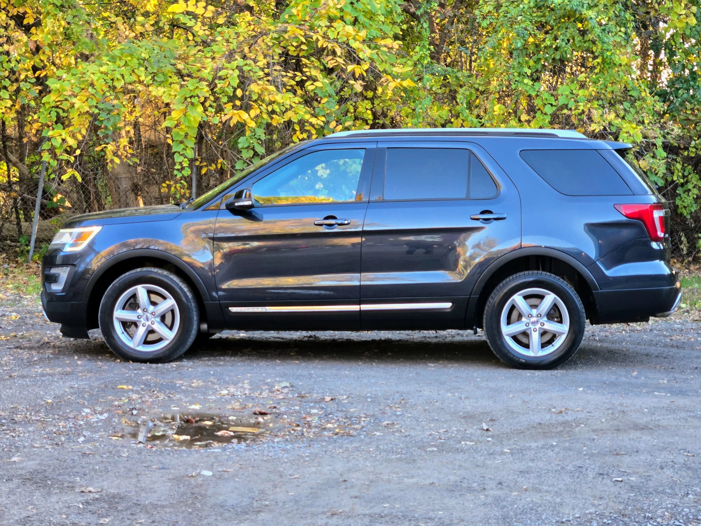Used 2017 Ford Explorer XLT w/ Equipment Group 202A AWD/4WD image 2