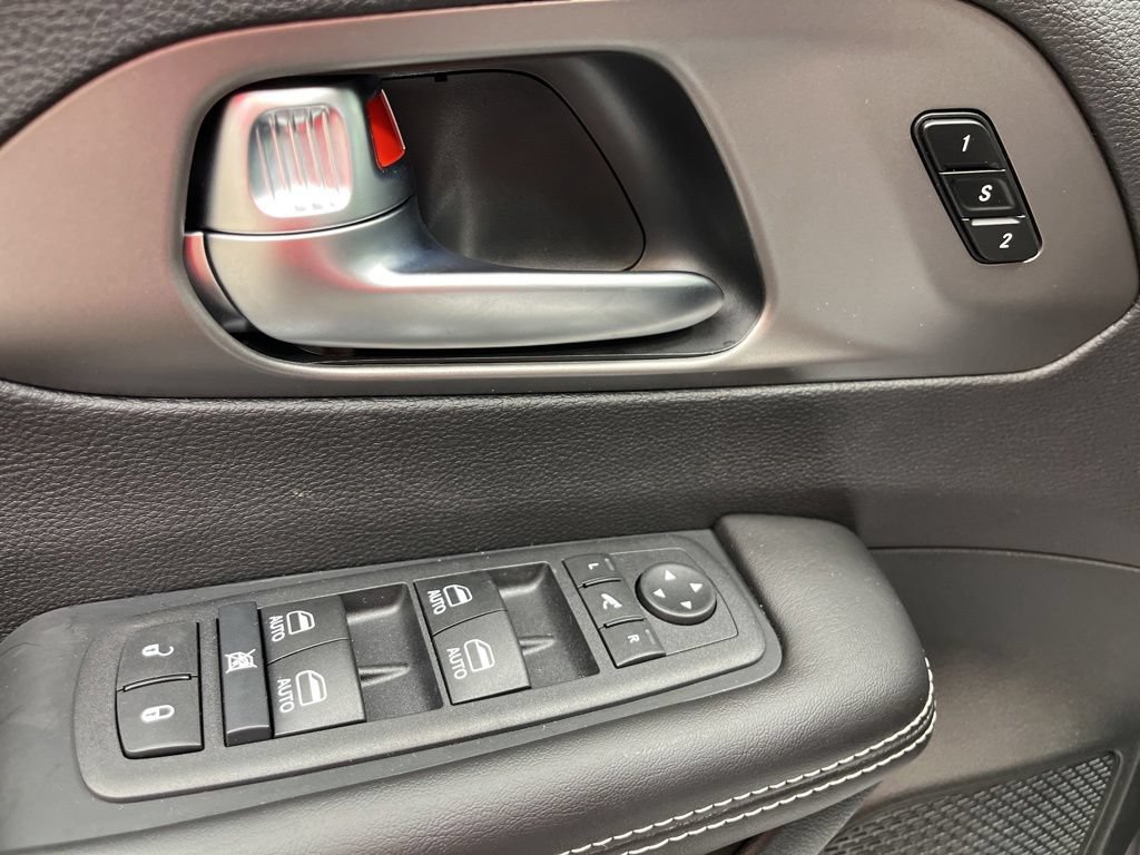 New 2027 Chrysler Pacifica Limited FWD image 8