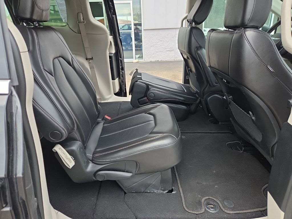 Used 2023 Chrysler Pacifica Touring-L FWD image 28