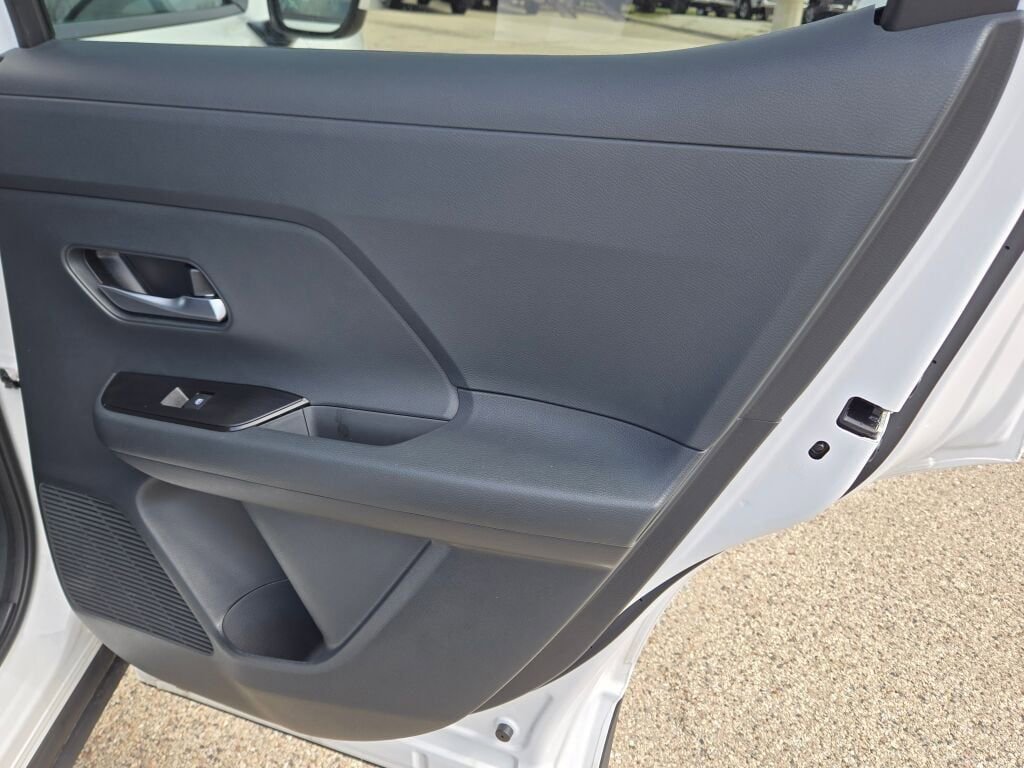 Used 2025 Nissan Kicks SV AWD/4WD image 8