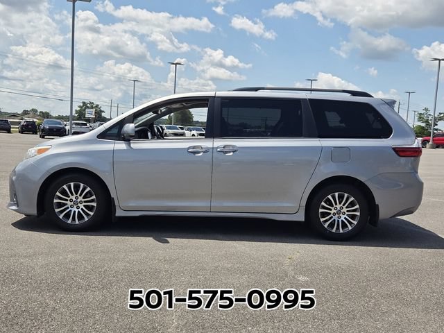 Used 2018 Toyota Sienna XLE w/ XLE Navigation Package FWD image 2