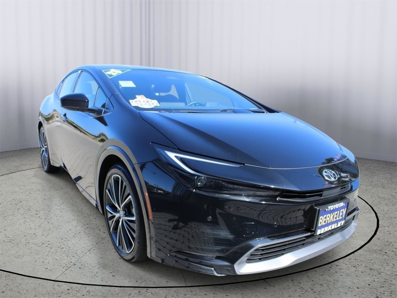 Used 2025 Toyota Prius XLE FWD image 1