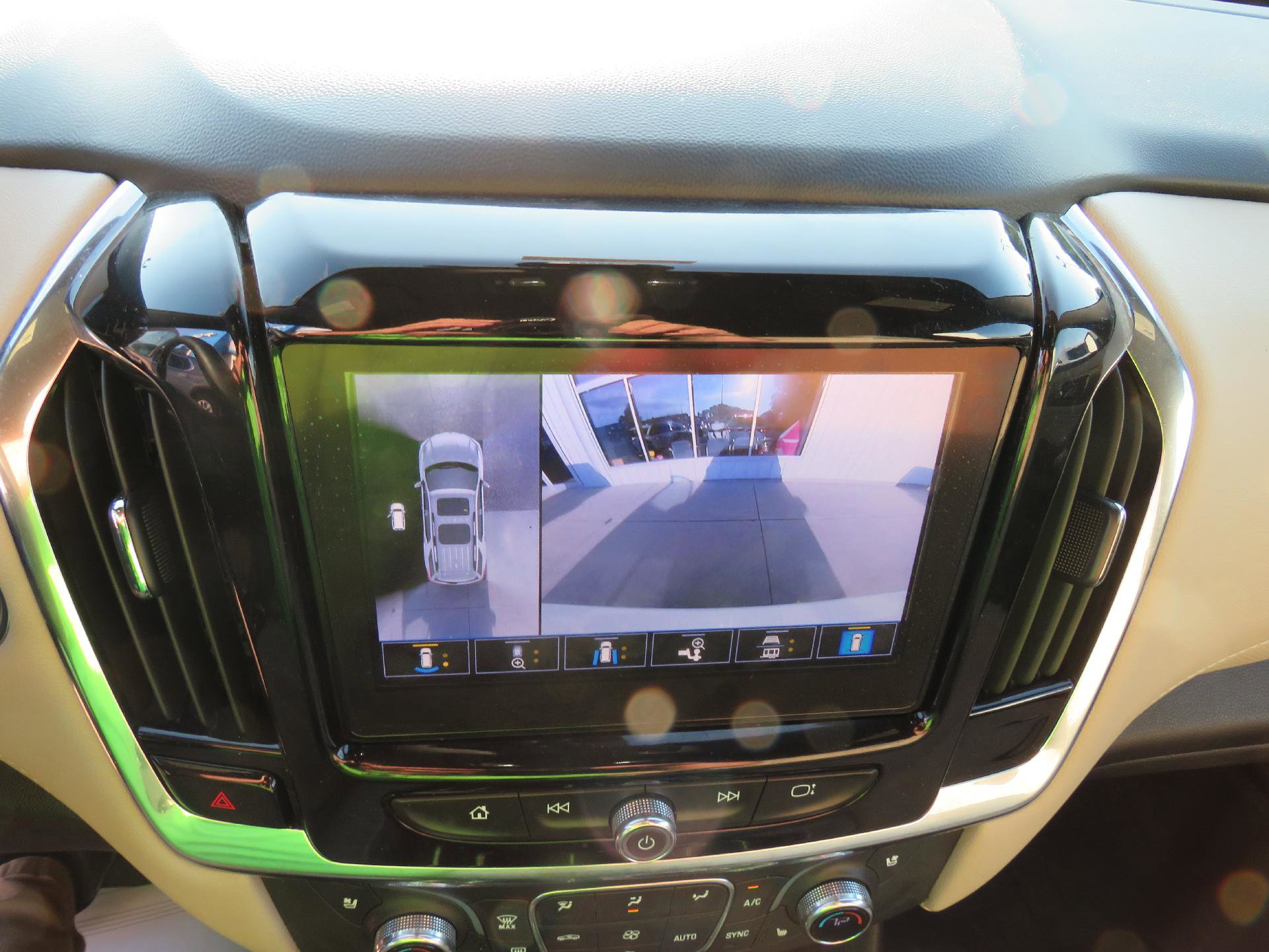 Used 2023 Chevrolet Traverse Premier image 6