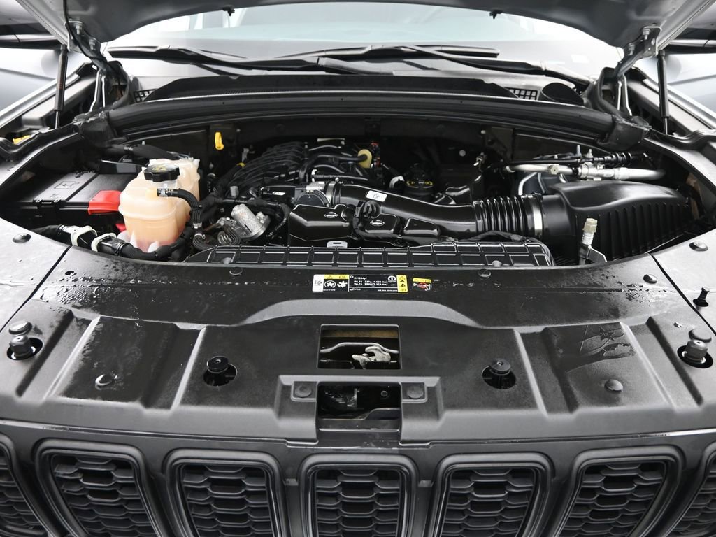Used 2024 Jeep Grand Cherokee L Laredo AWD/4WD image 24