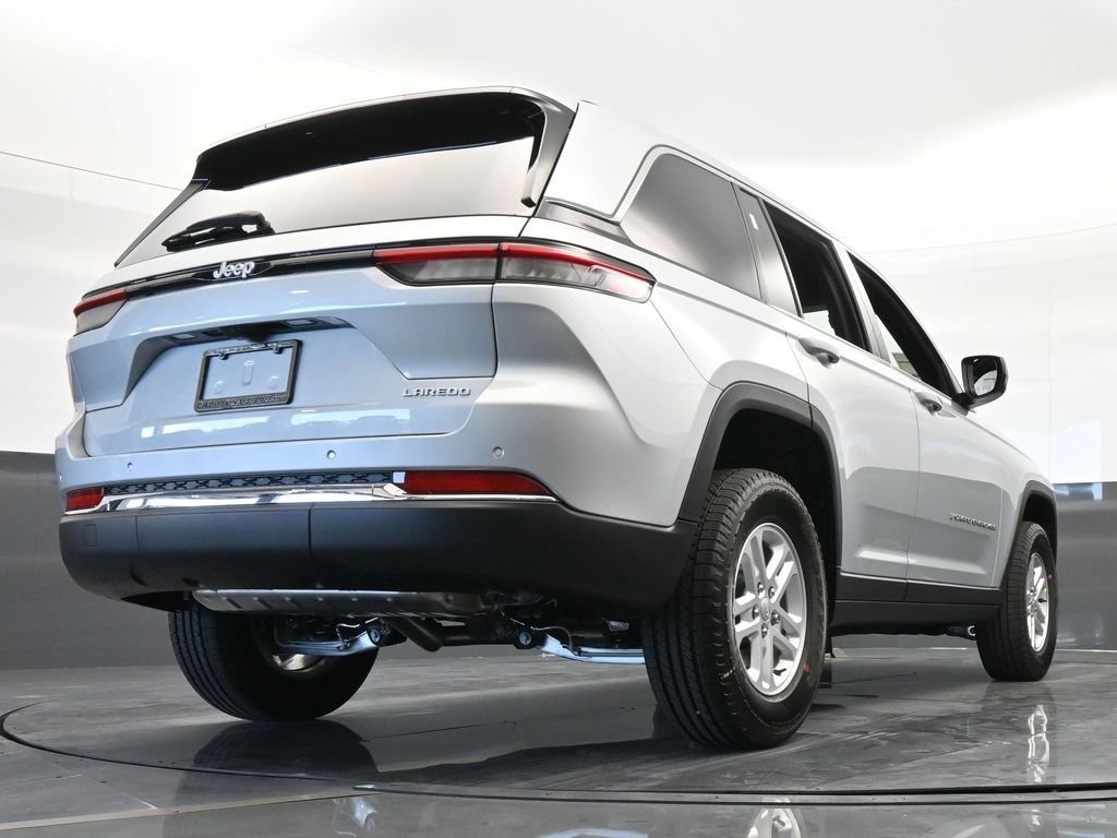 Used 2024 Jeep Grand Cherokee Laredo w/ Trailer Tow Package image 41