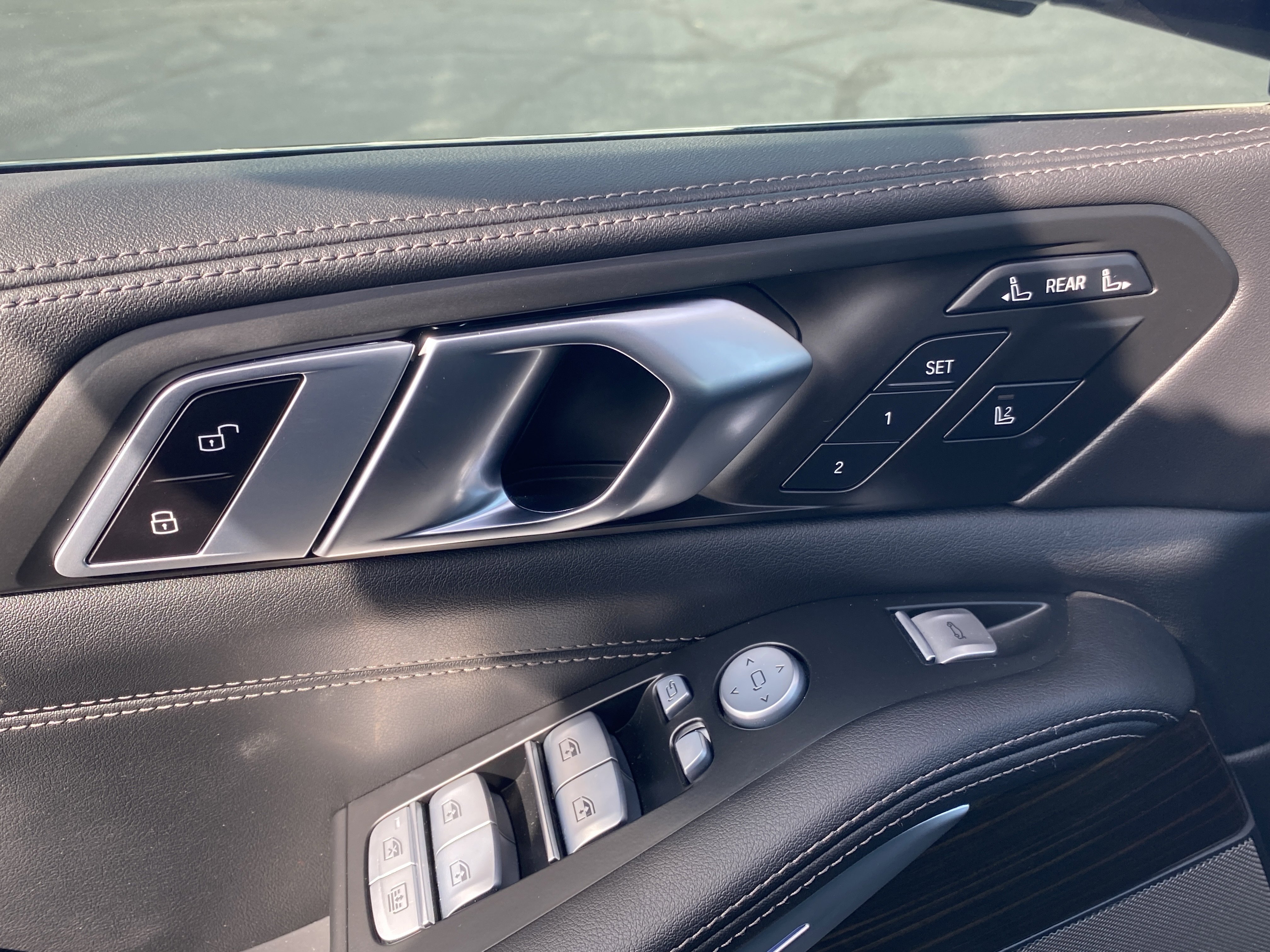 Used 2023 BMW X7 xDrive40i w/ M Sport Package image 24