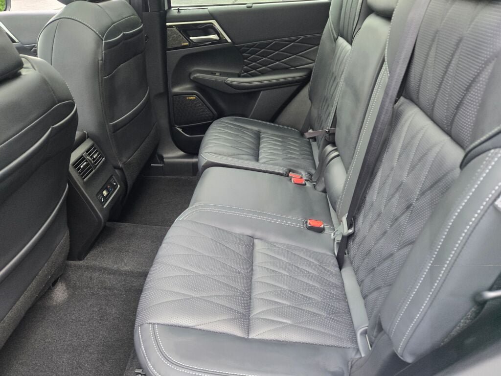 New 2026 Mitsubishi Outlander SEL Black Edition AWD/4WD image 15