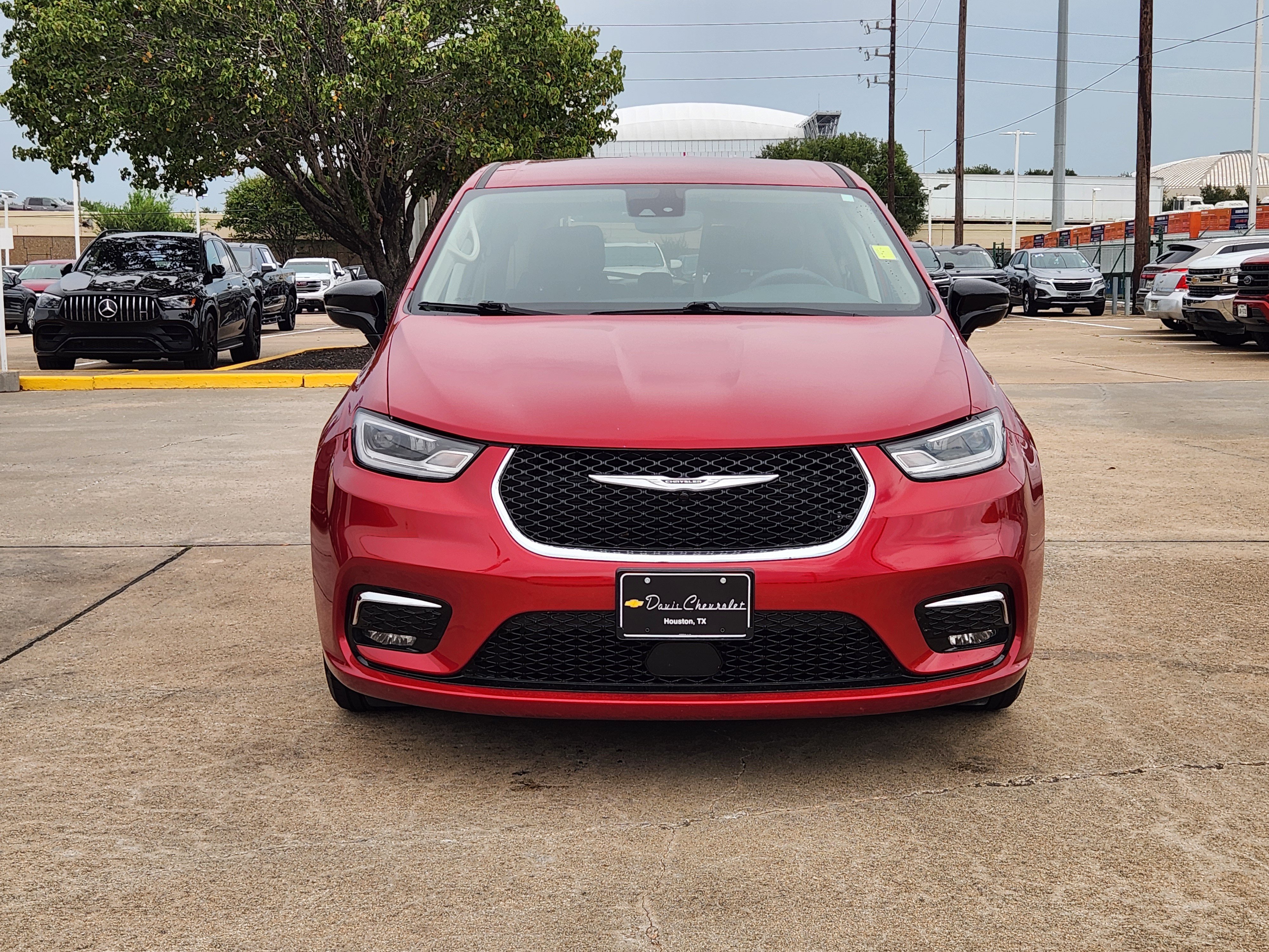 Used 2024 Chrysler Pacifica Touring-L FWD image 3