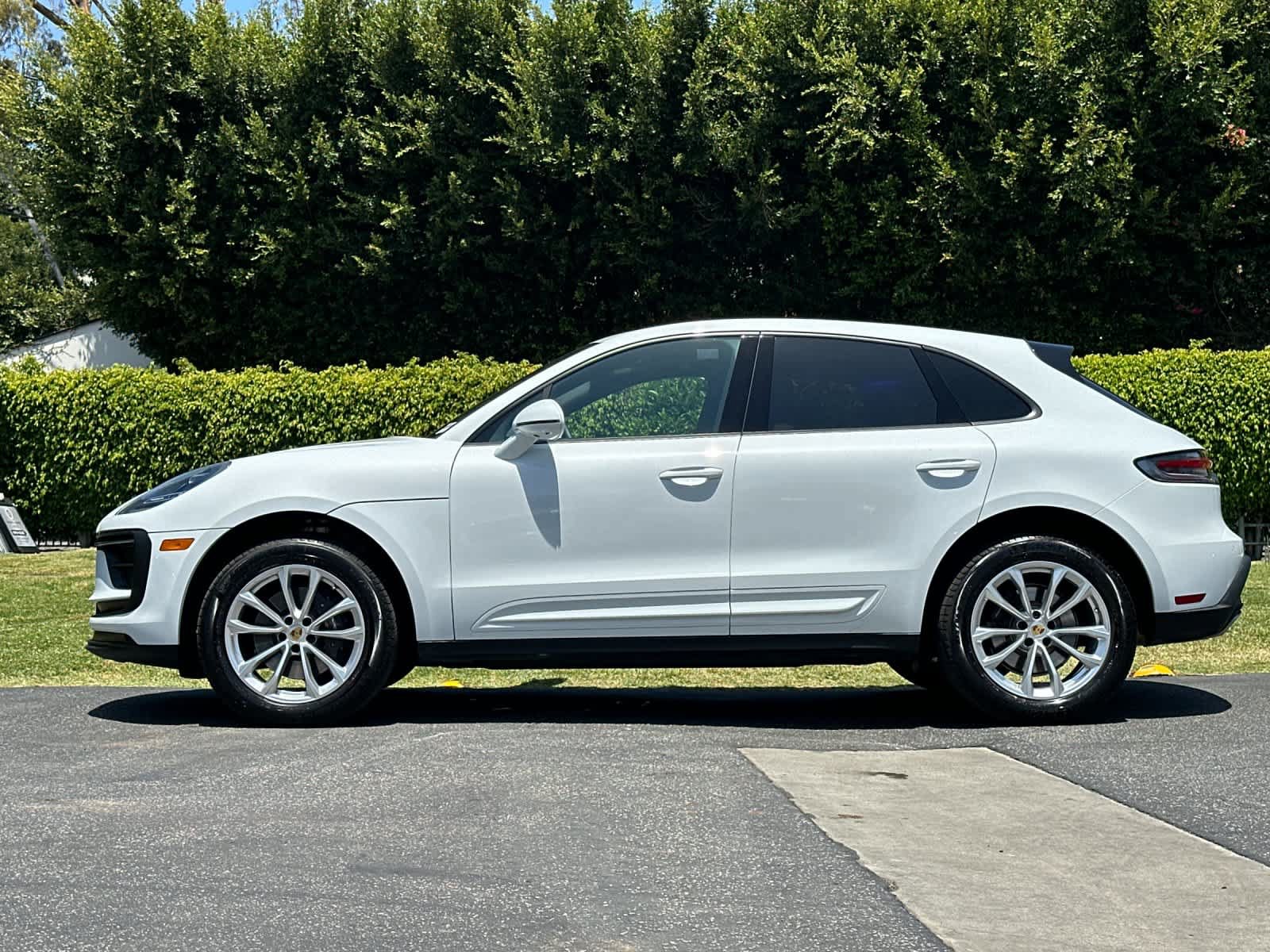 Certified 2025 Porsche Macan AWD/4WD image 2