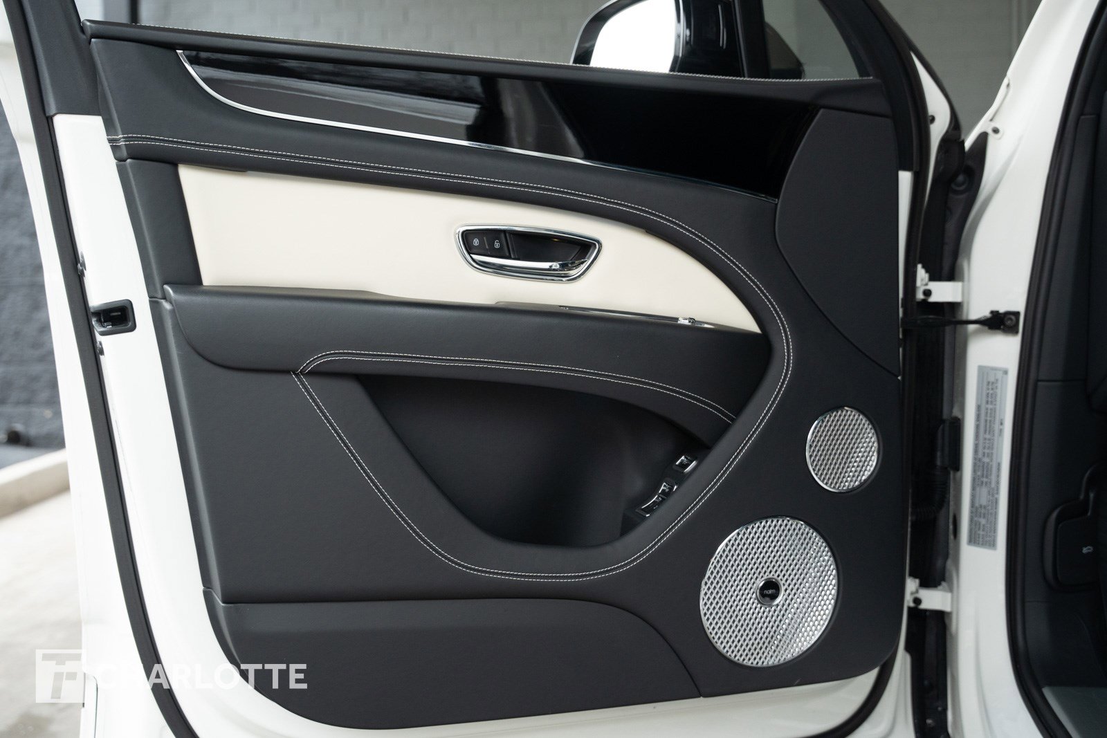 Used 2024 Bentley Bentayga image 19