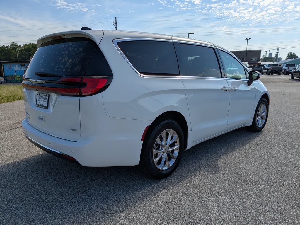 Used 2023 Chrysler Pacifica Touring-L AWD/4WD image 7