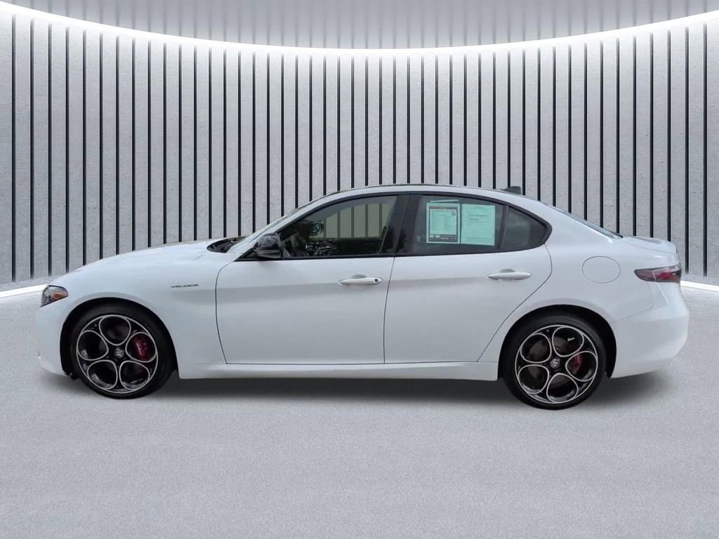 Used 2024 Alfa Romeo Giulia Veloce AWD/4WD image 17