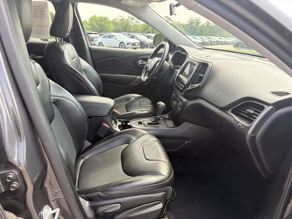 Used 2020 Jeep Cherokee Latitude Plus w/ Cold Weather Group AWD/4WD image 27