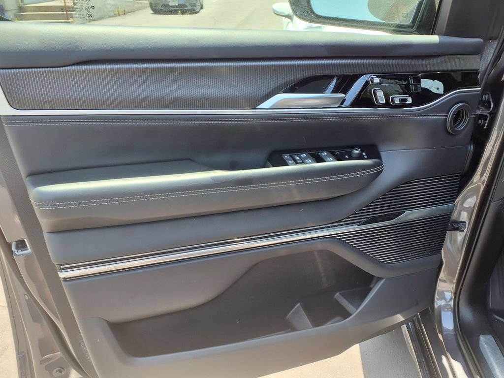 Used 2024 Jeep Grand Wagoneer L Series II AWD/4WD image 11