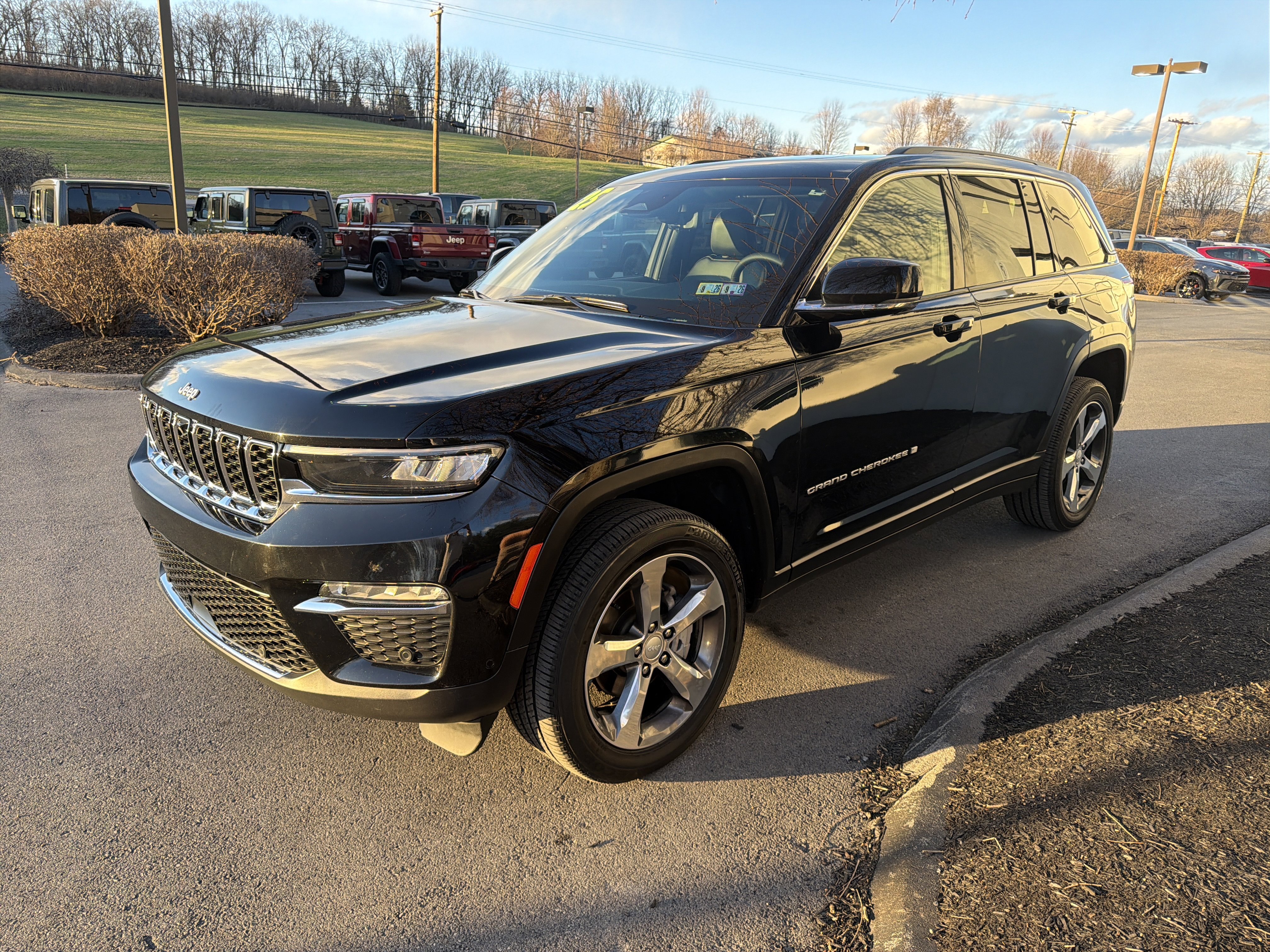 Used 2025 Jeep Grand Cherokee Limited w/ Luxury Tech Group II image 8