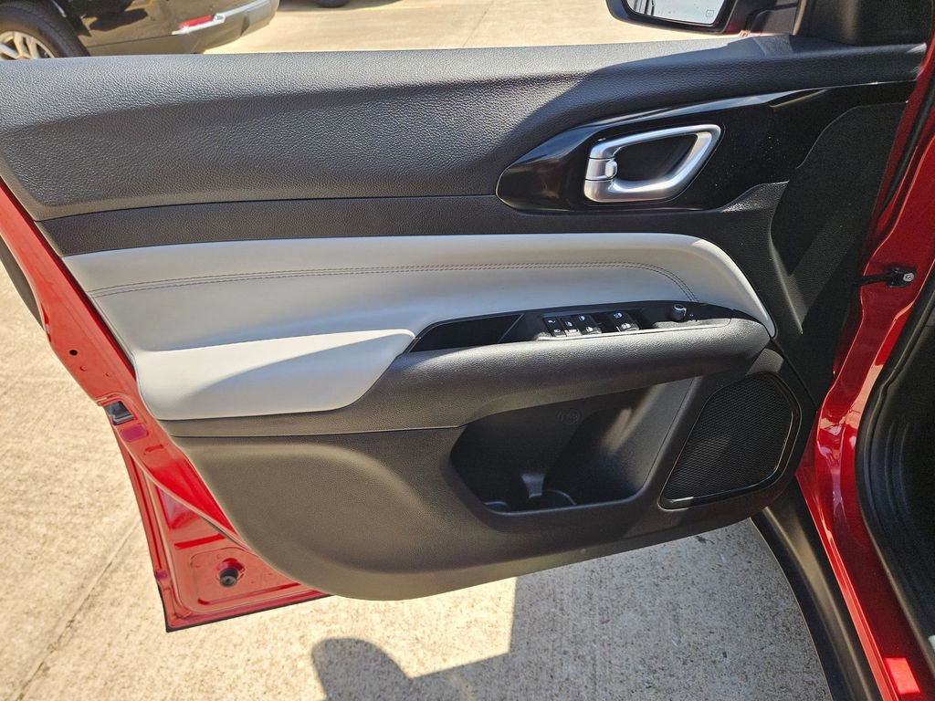 Used 2025 Jeep Compass Limited image 14