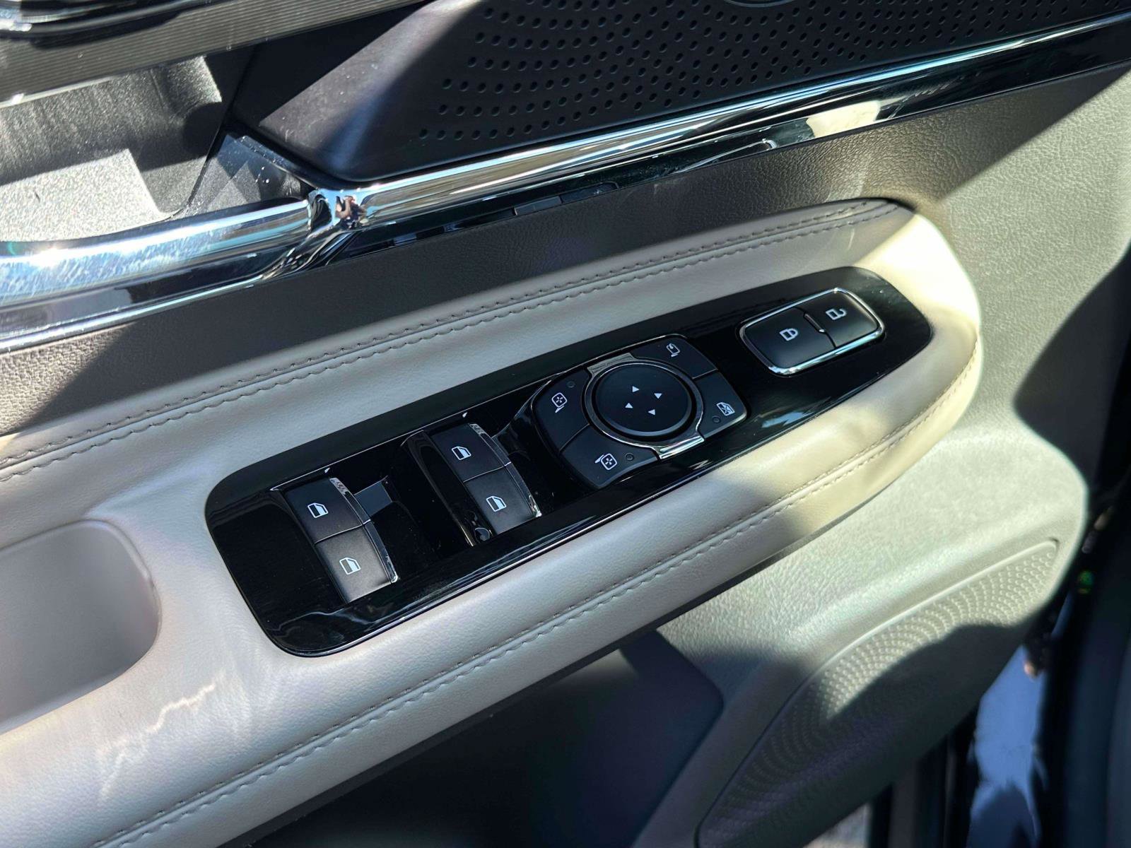 Used 2023 Lincoln Corsair Reserve w/ Equipment Group 201A image 17