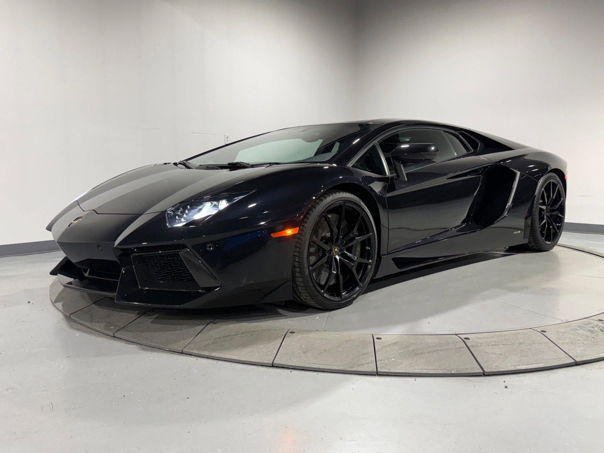 Used 2014 Lamborghini Aventador LP 700-4 image 2