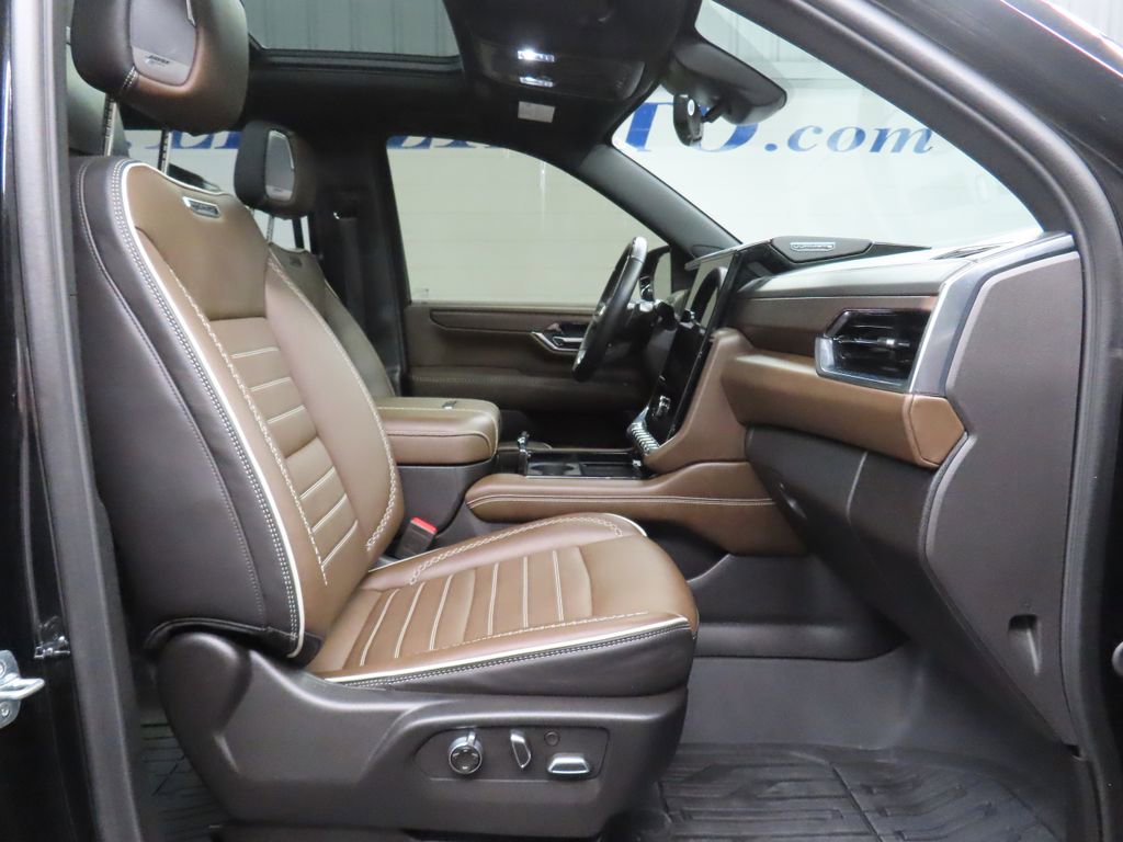 Used 2025 GMC Yukon XL Denali Ultimate AWD/4WD image 39