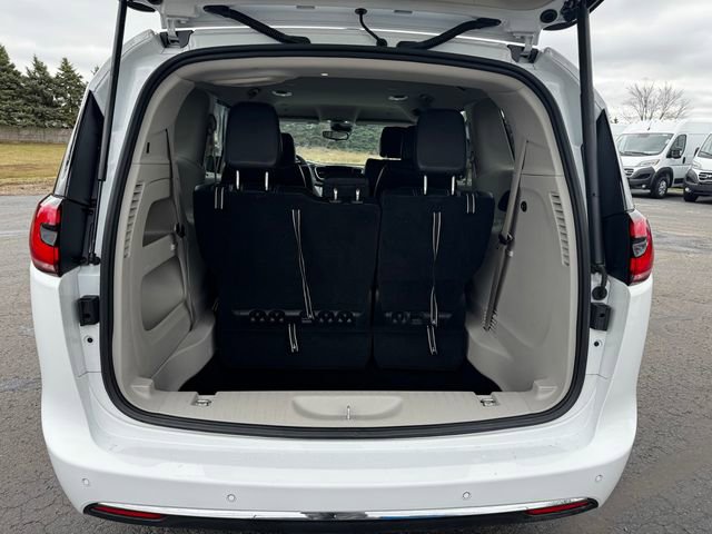 Certified 2023 Chrysler Pacifica Touring-L image 18