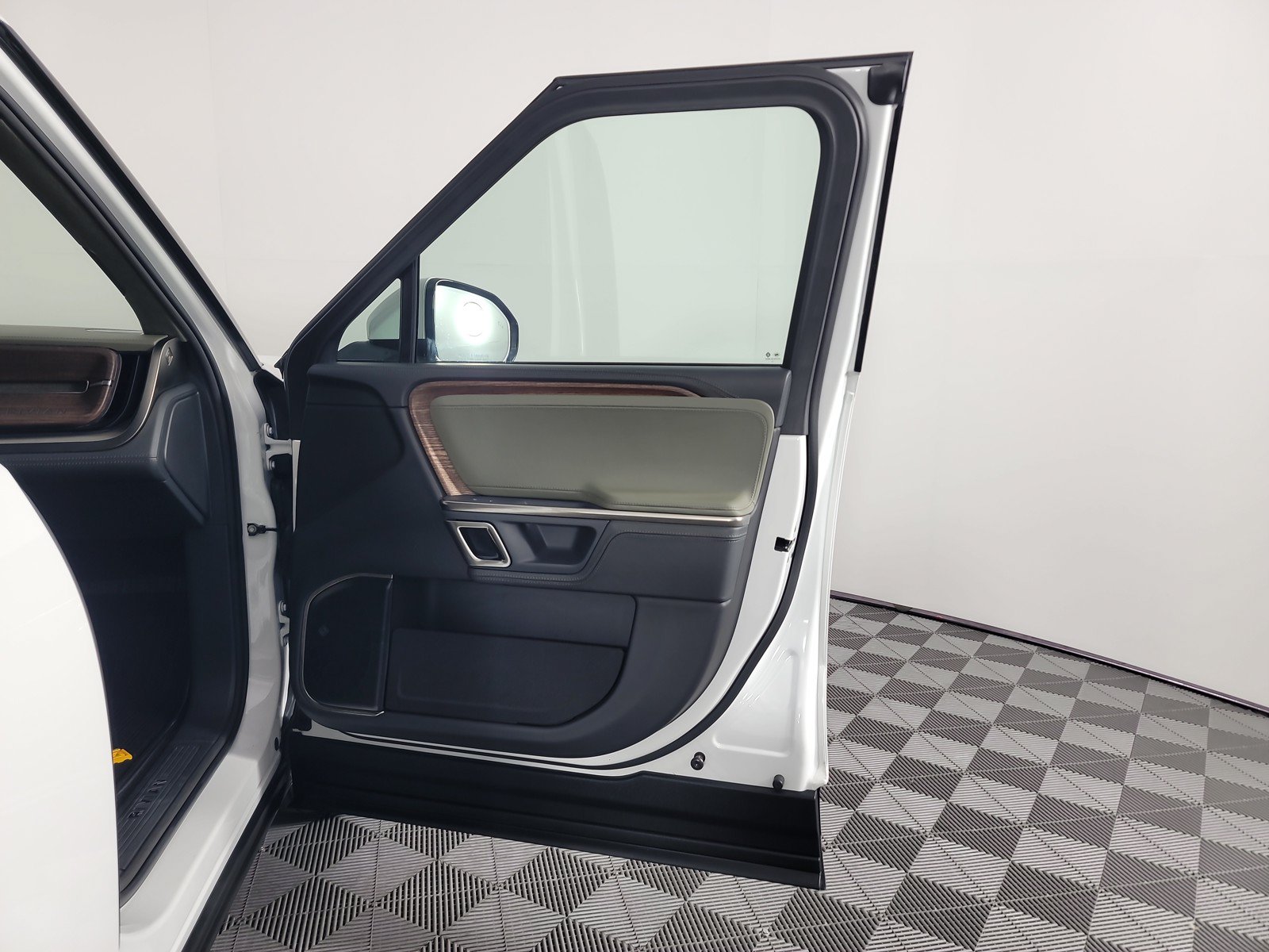 Used 2024 Rivian R1T Adventure AWD/4WD image 18