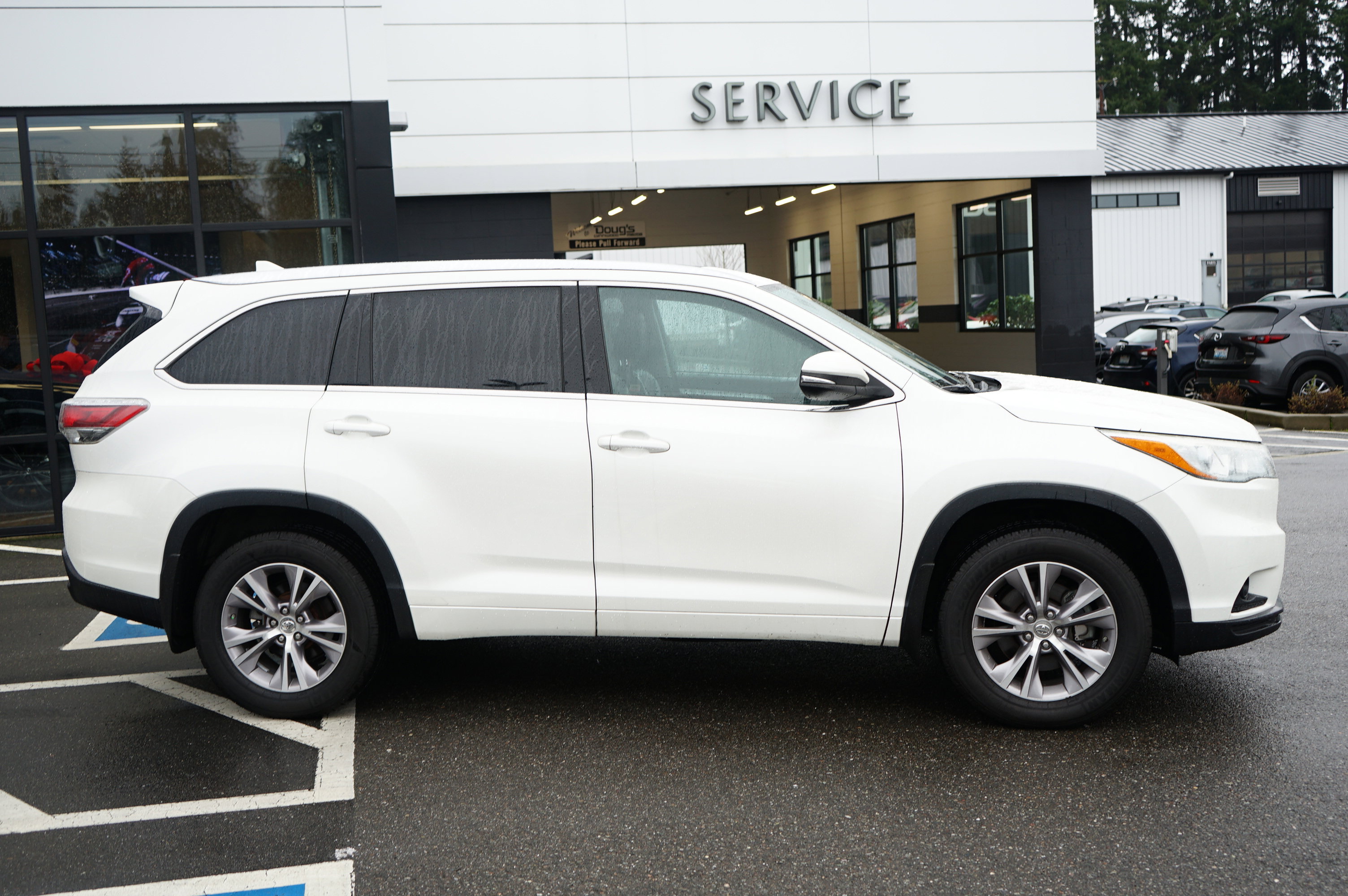 Used 2015 Toyota Highlander XLE image 2