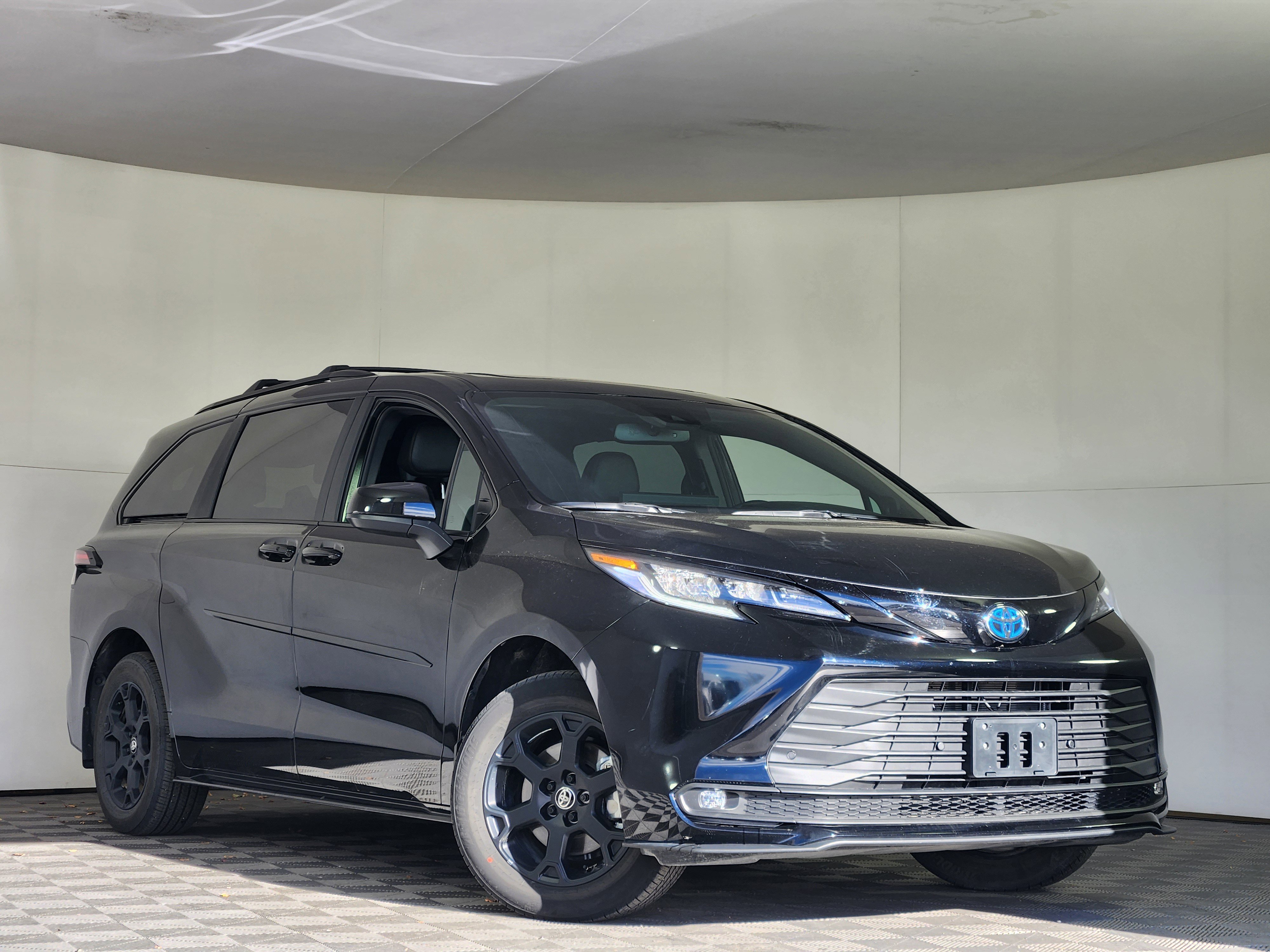 Used 2025 Toyota Sienna XLE Woodland Edition image 1